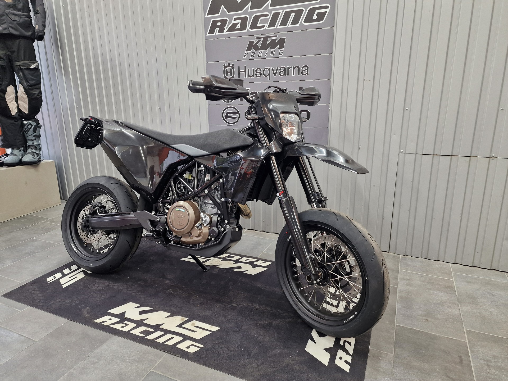 HUSQVARNA 701 Supermoto (35kW)-showroom-element-1