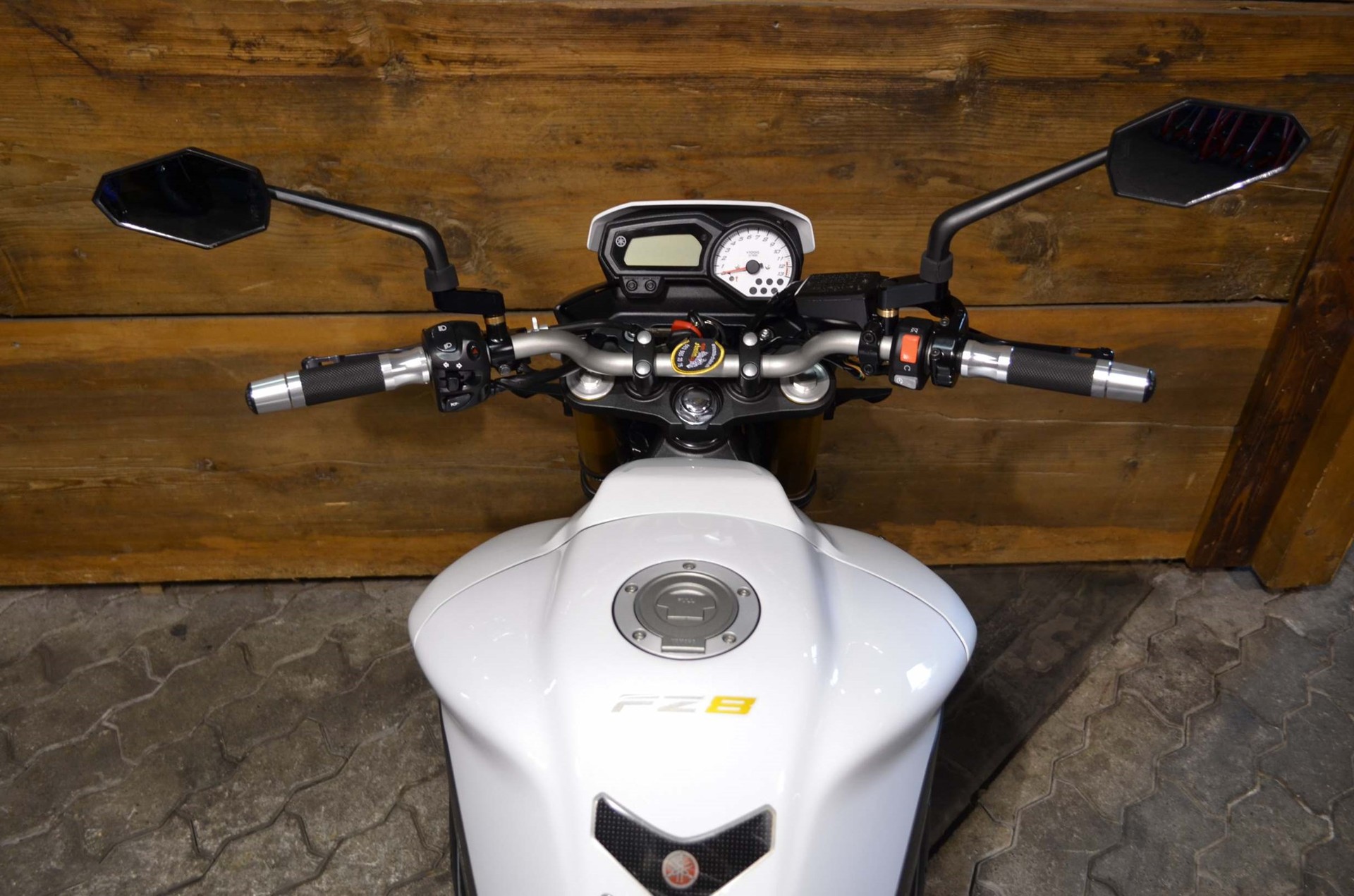 YAMAHA FZ8 N ABS-showroom-element-2