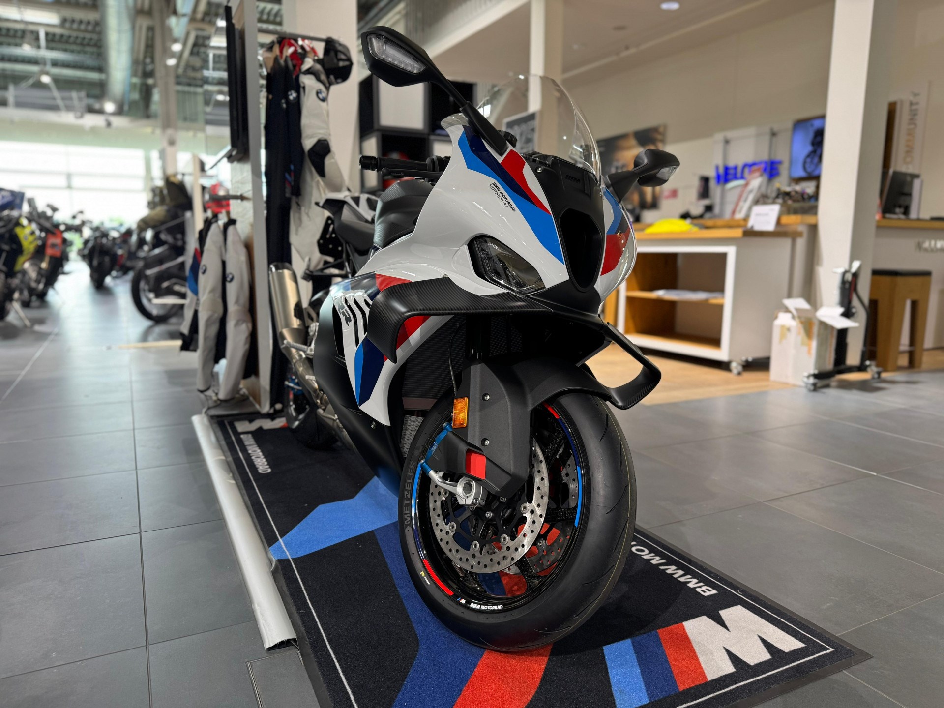 BMW M 1000 RR Competition-showroom-element-3