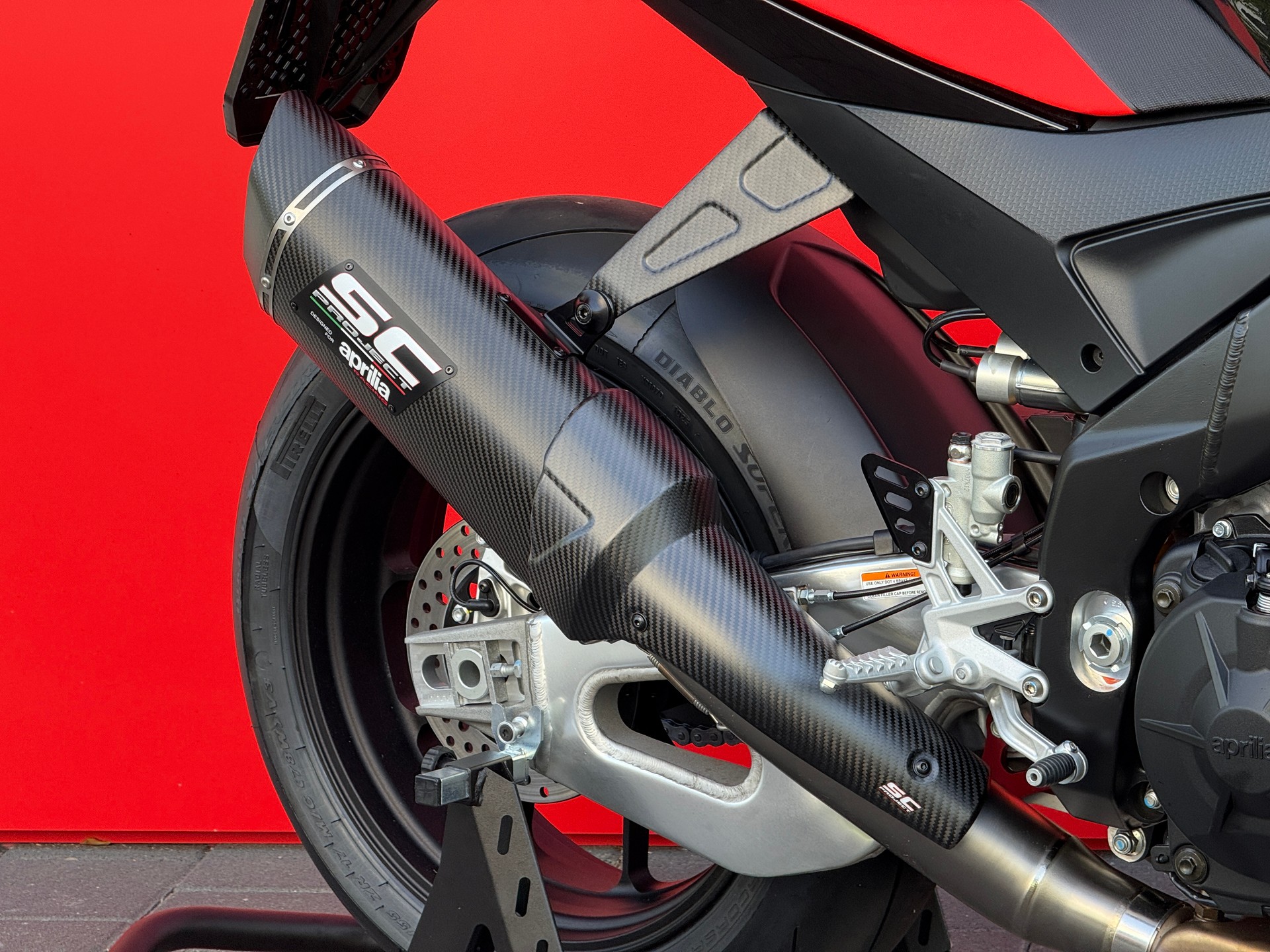 APRILIA RSV4 1100 E5+ Factory-showroom-element-3