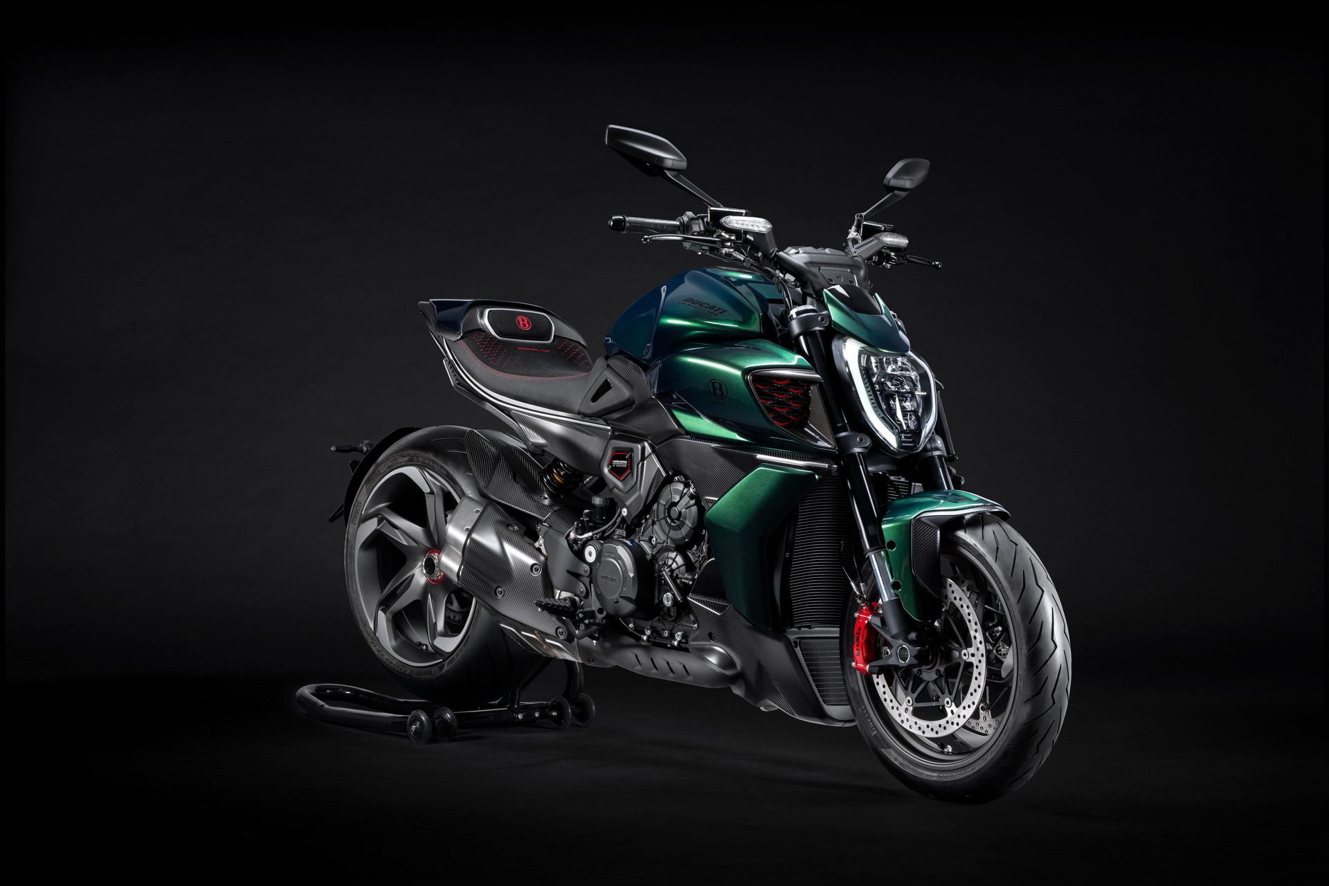 DUCATI Diavel V4 Bentley-showroom-element-2