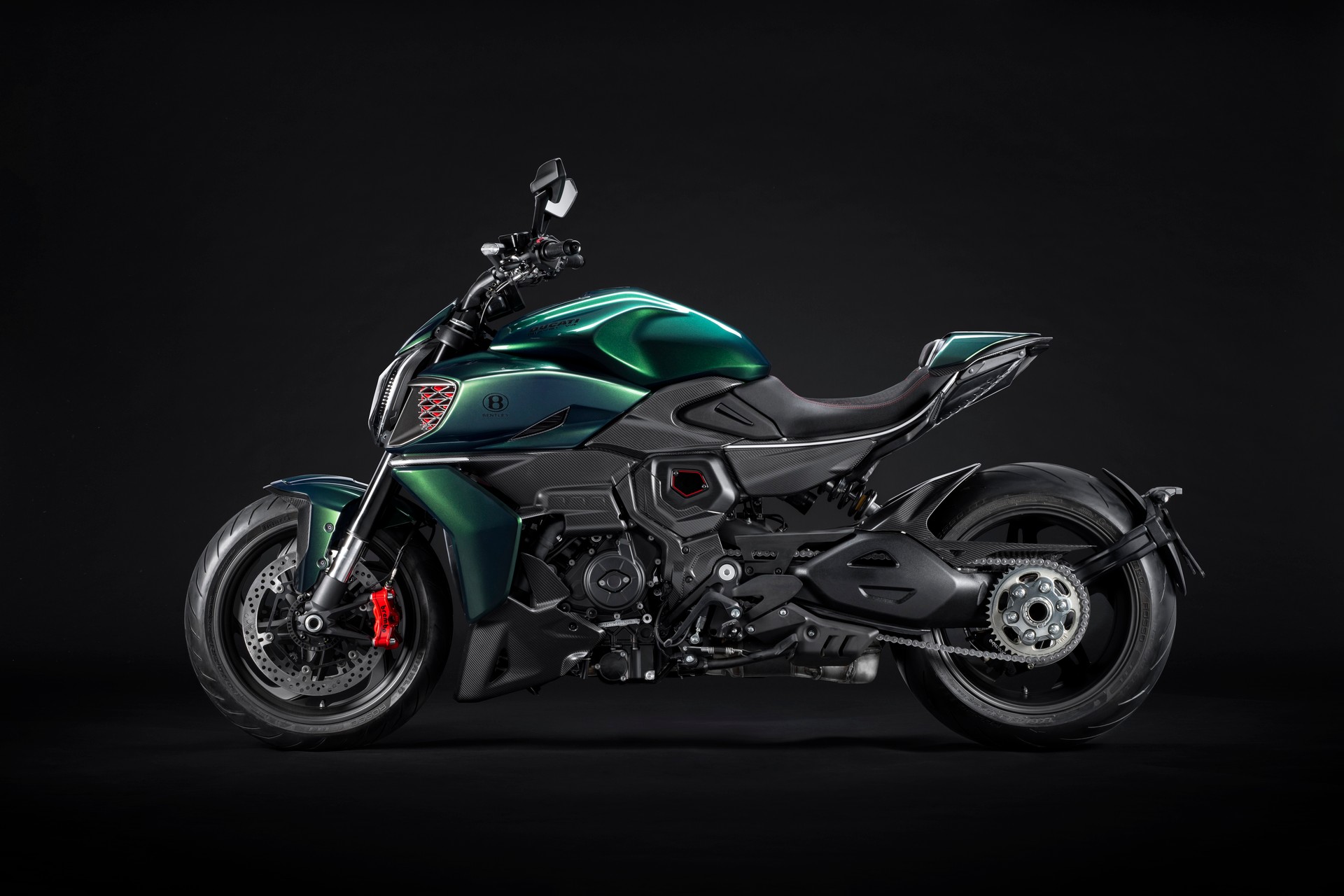 DUCATI Diavel V4 Bentley-showroom-element-1