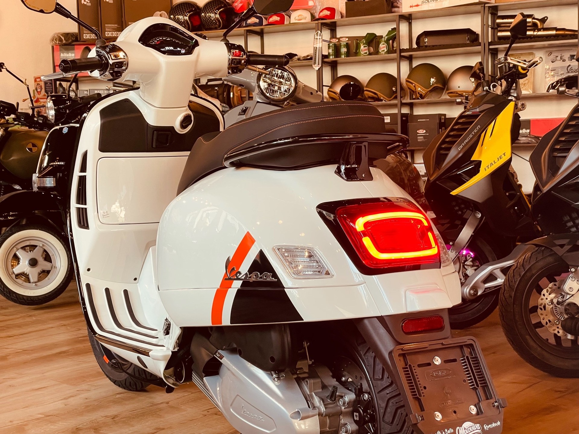 PIAGGIO Vespa GTS 300 Super Sport ABS-showroom-element-3