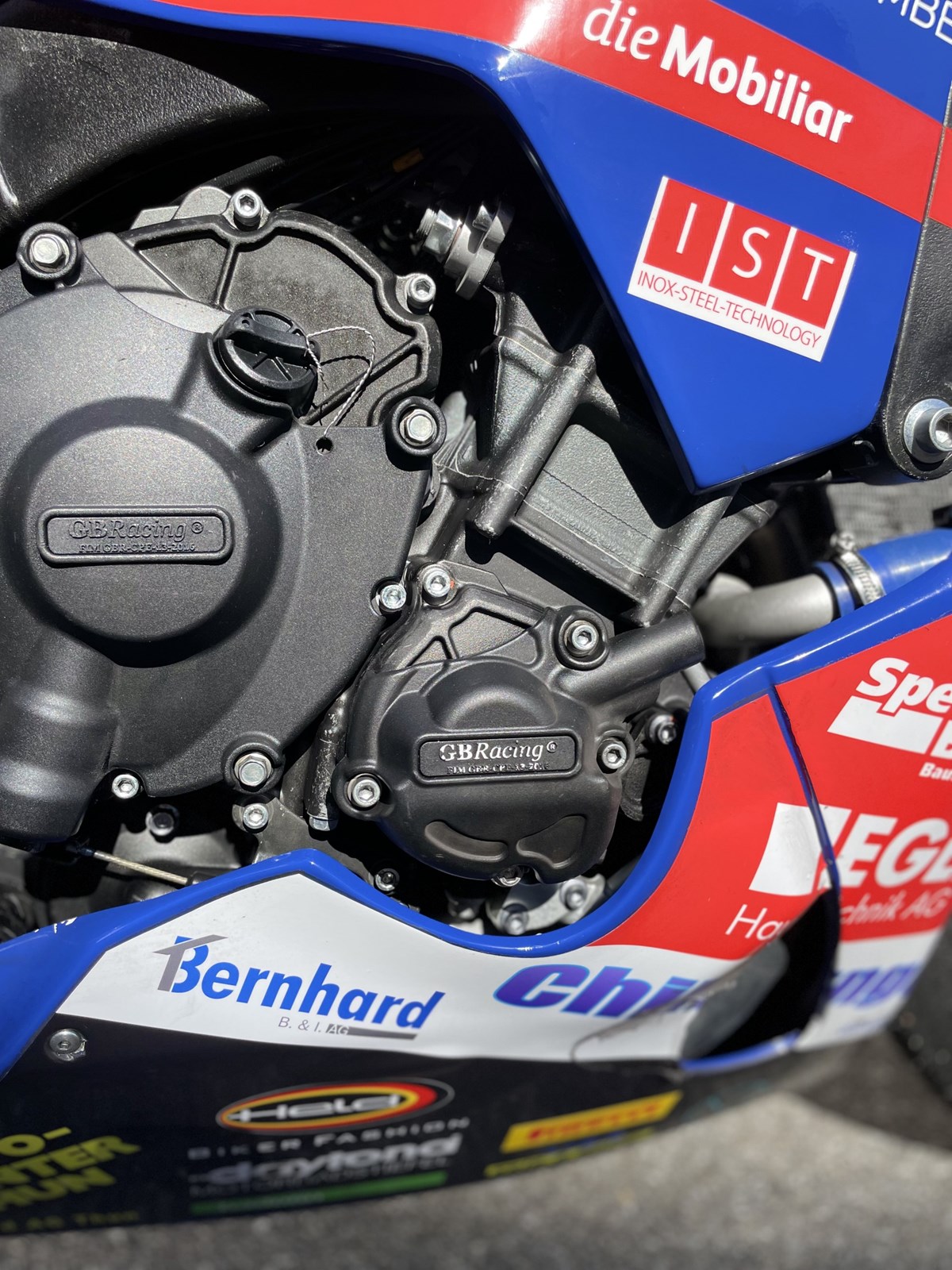 YAMAHA R1-showroom-element-2