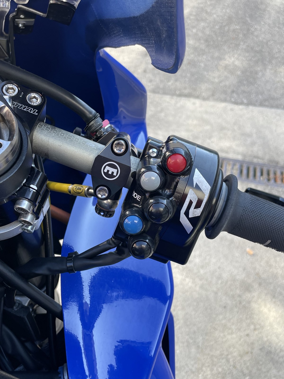 YAMAHA R1-image-9