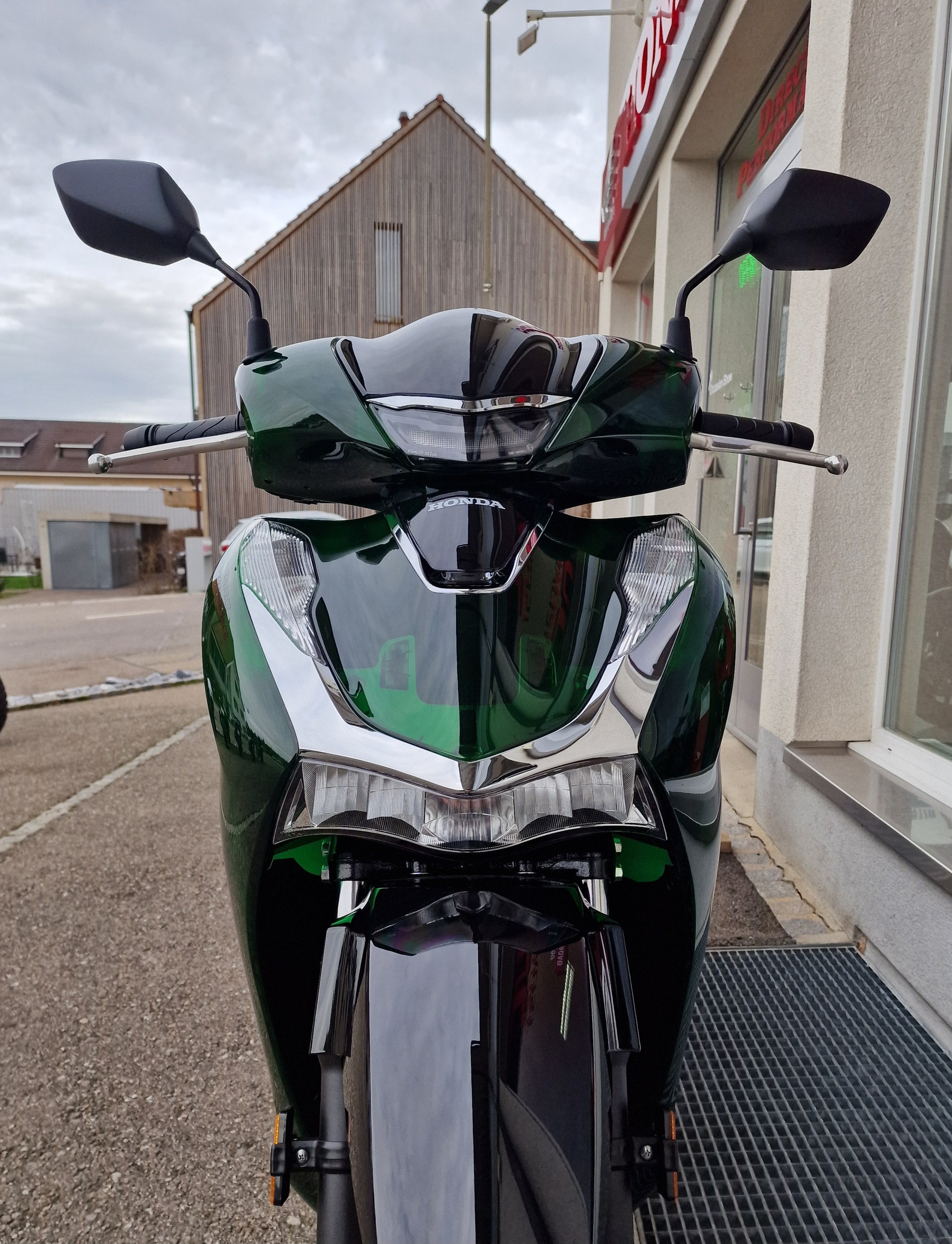 HONDA SH 125 Sporty-showroom-element-1