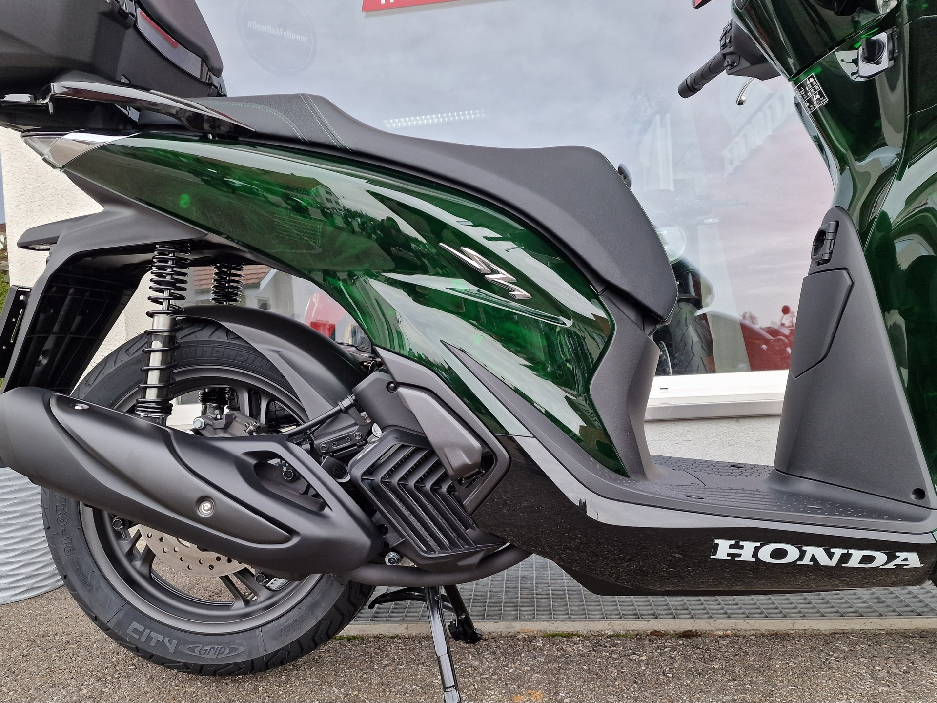 HONDA SH 125 Sporty-showroom-element-3