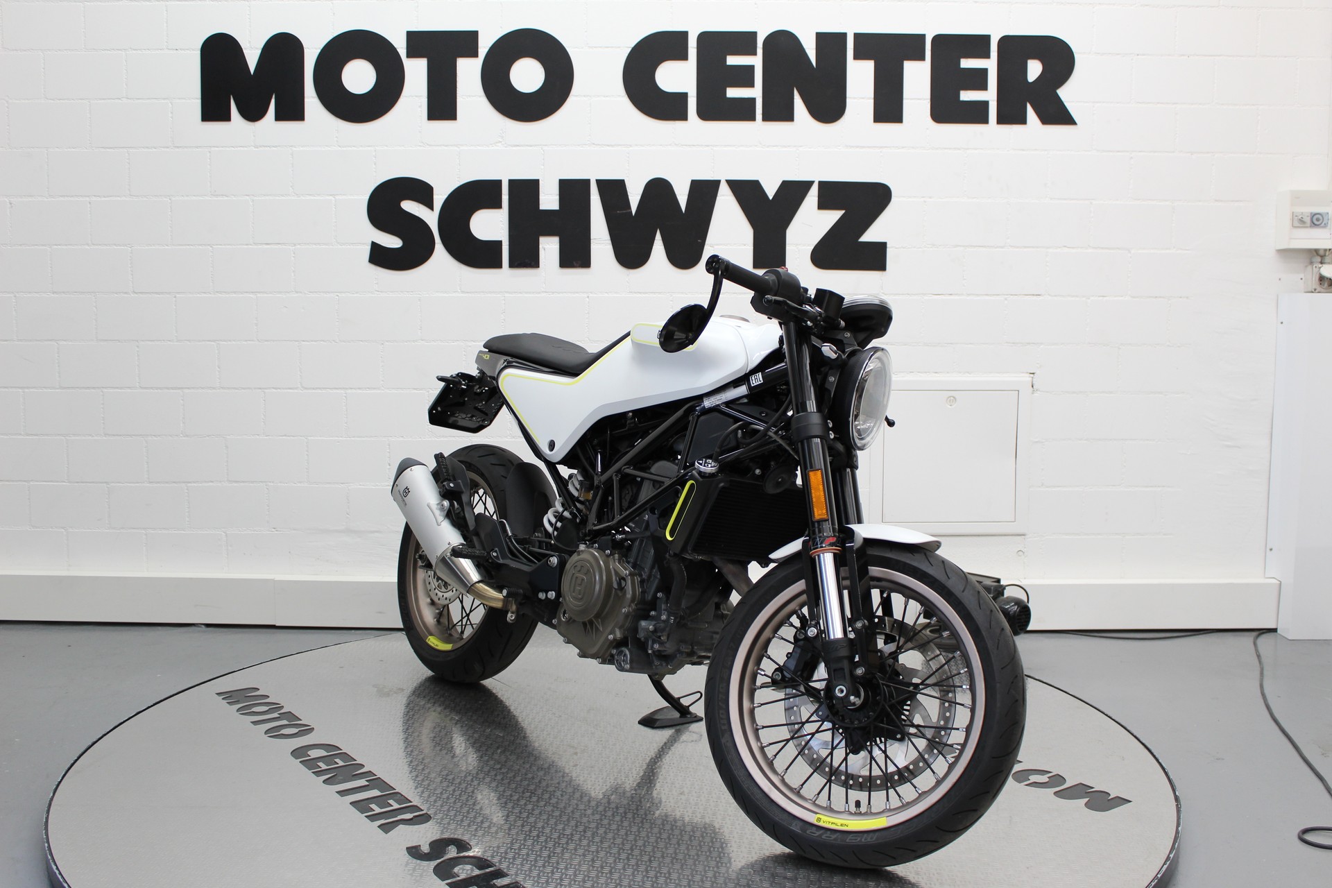 HUSQVARNA Vitpilen 401-showroom-element-1