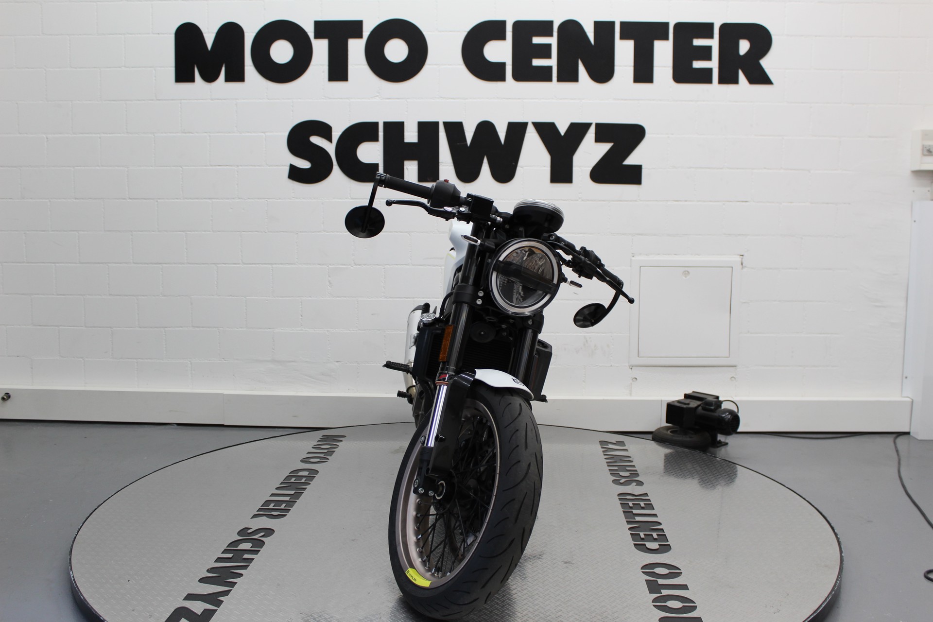 HUSQVARNA Vitpilen 401-showroom-element-2