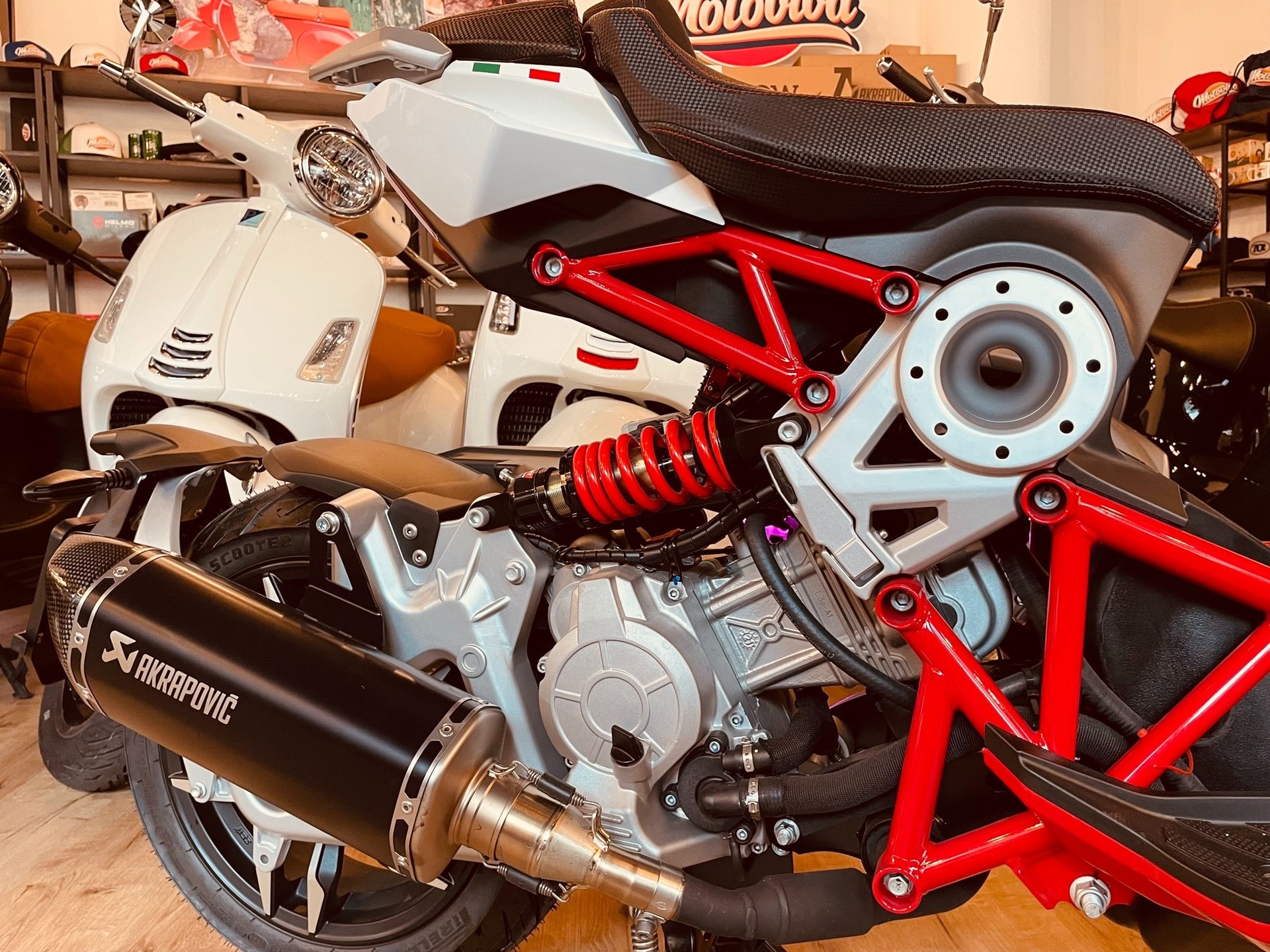 ITALJET Dragster 125 LC AKRAPOVIC-showroom-element-2