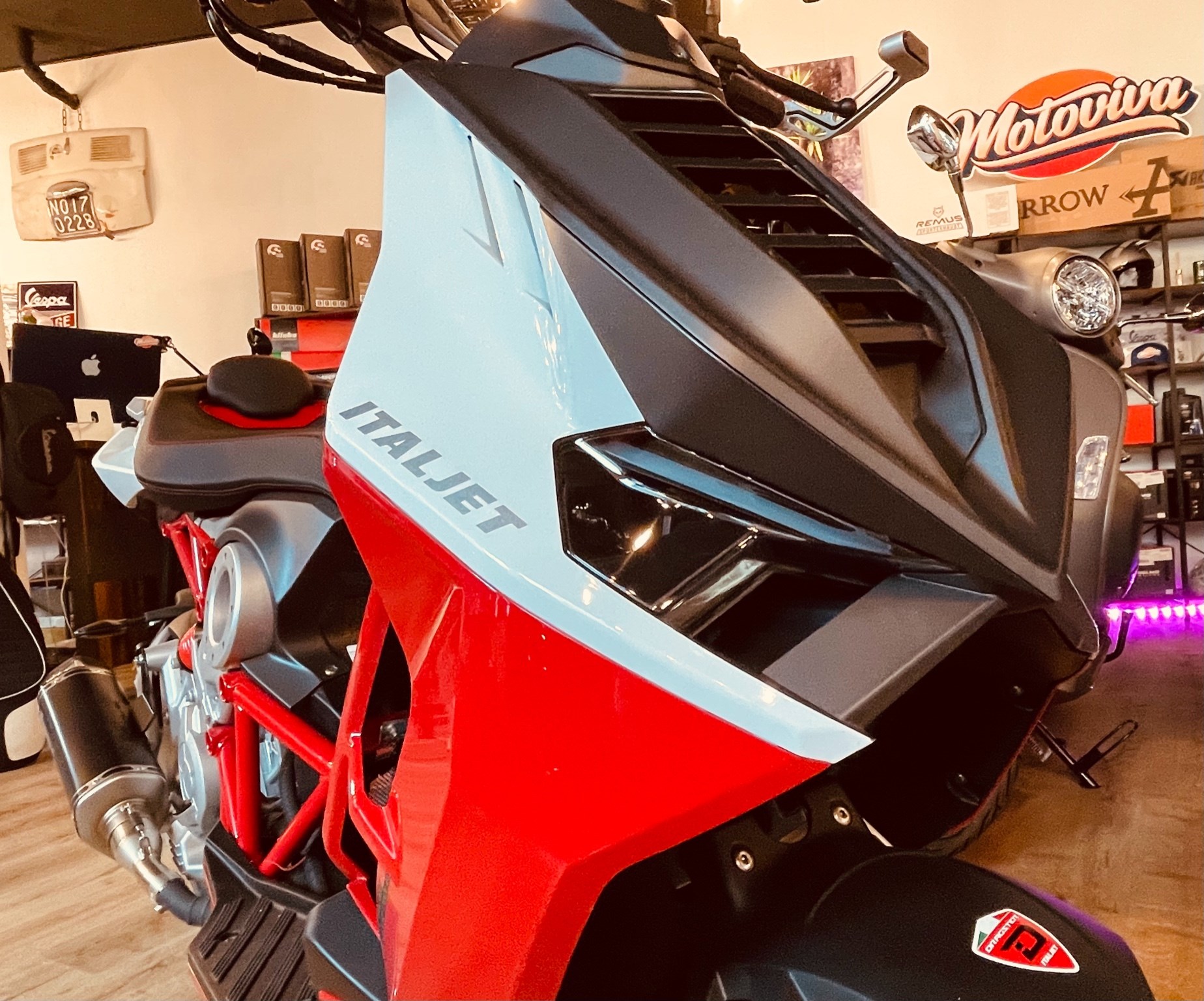 ITALJET Dragster 125 LC AKRAPOVIC-showroom-element-1