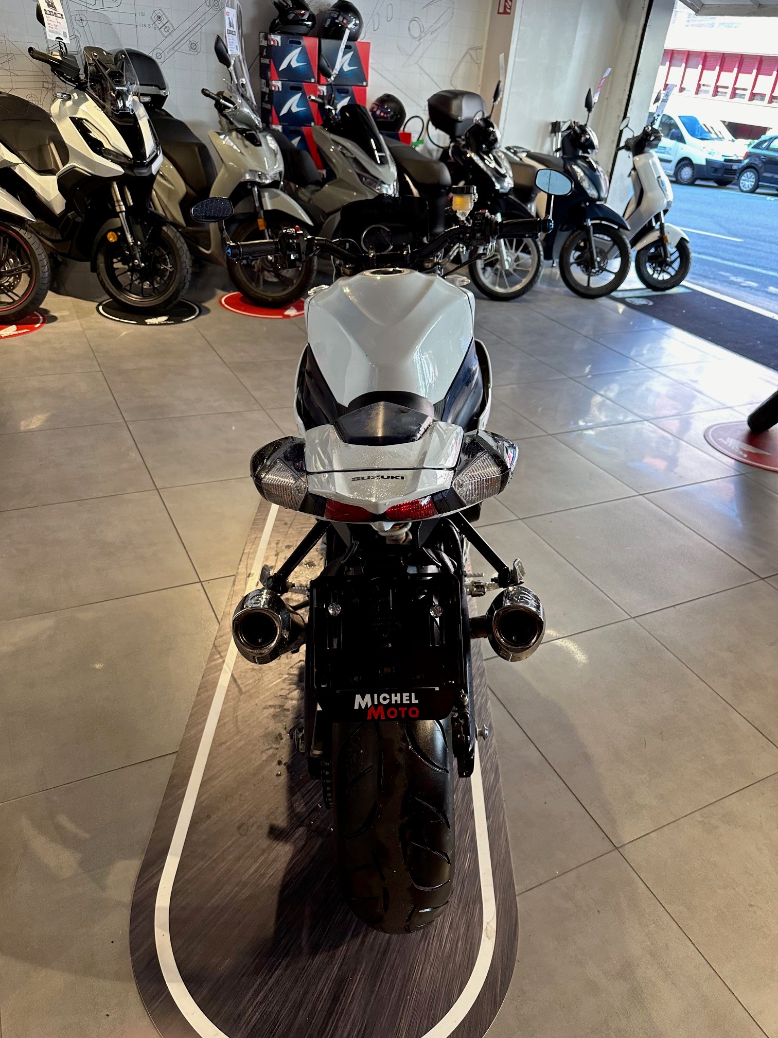 SUZUKI GSR 1000 Virus-showroom-element-3