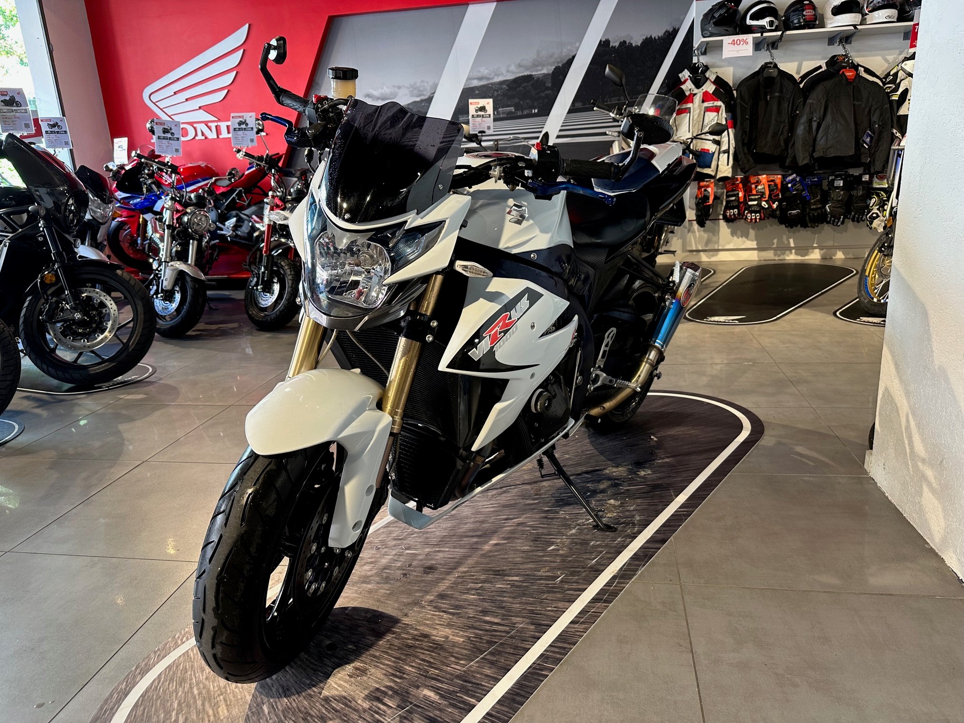 SUZUKI GSR 1000 Virus