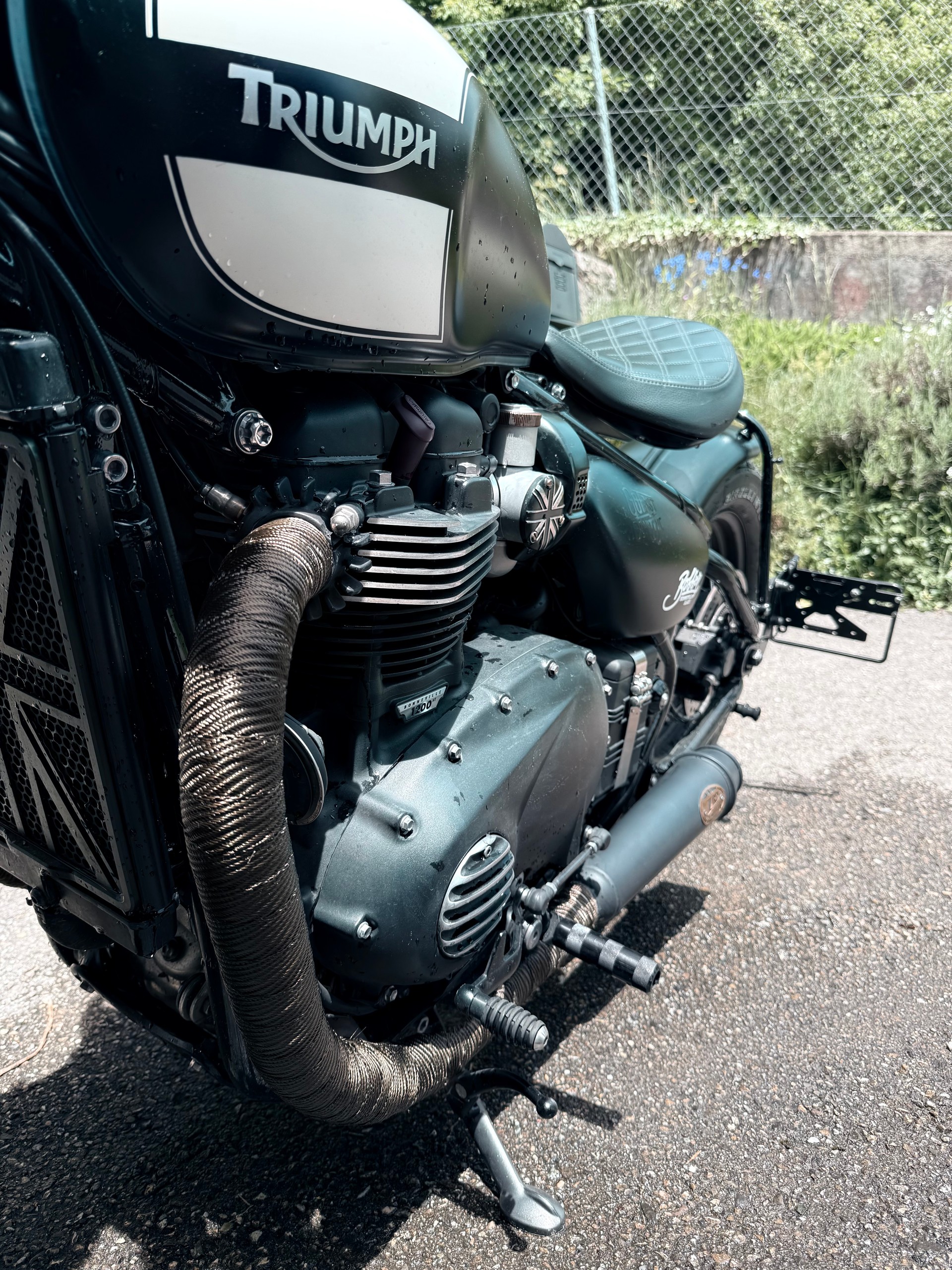 TRIUMPH Bonneville 1200 Bobber Black-image-2