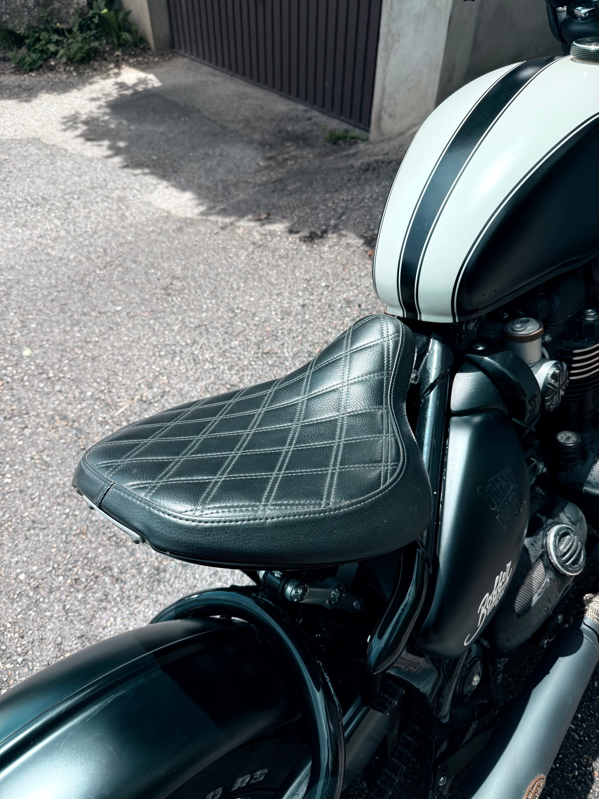 TRIUMPH Bonneville 1200 Bobber Black-image-3