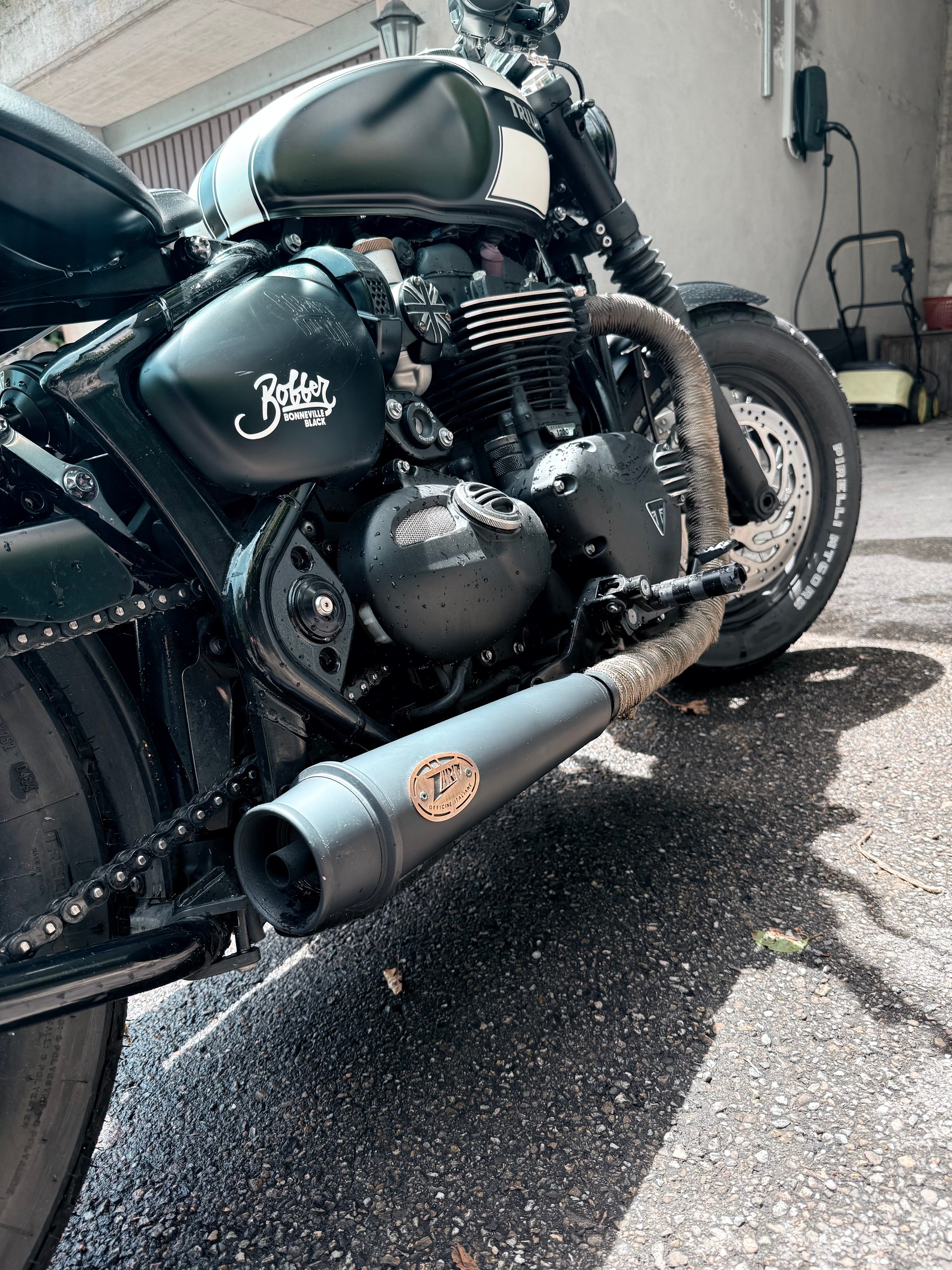 TRIUMPH Bonneville 1200 Bobber Black-image-1