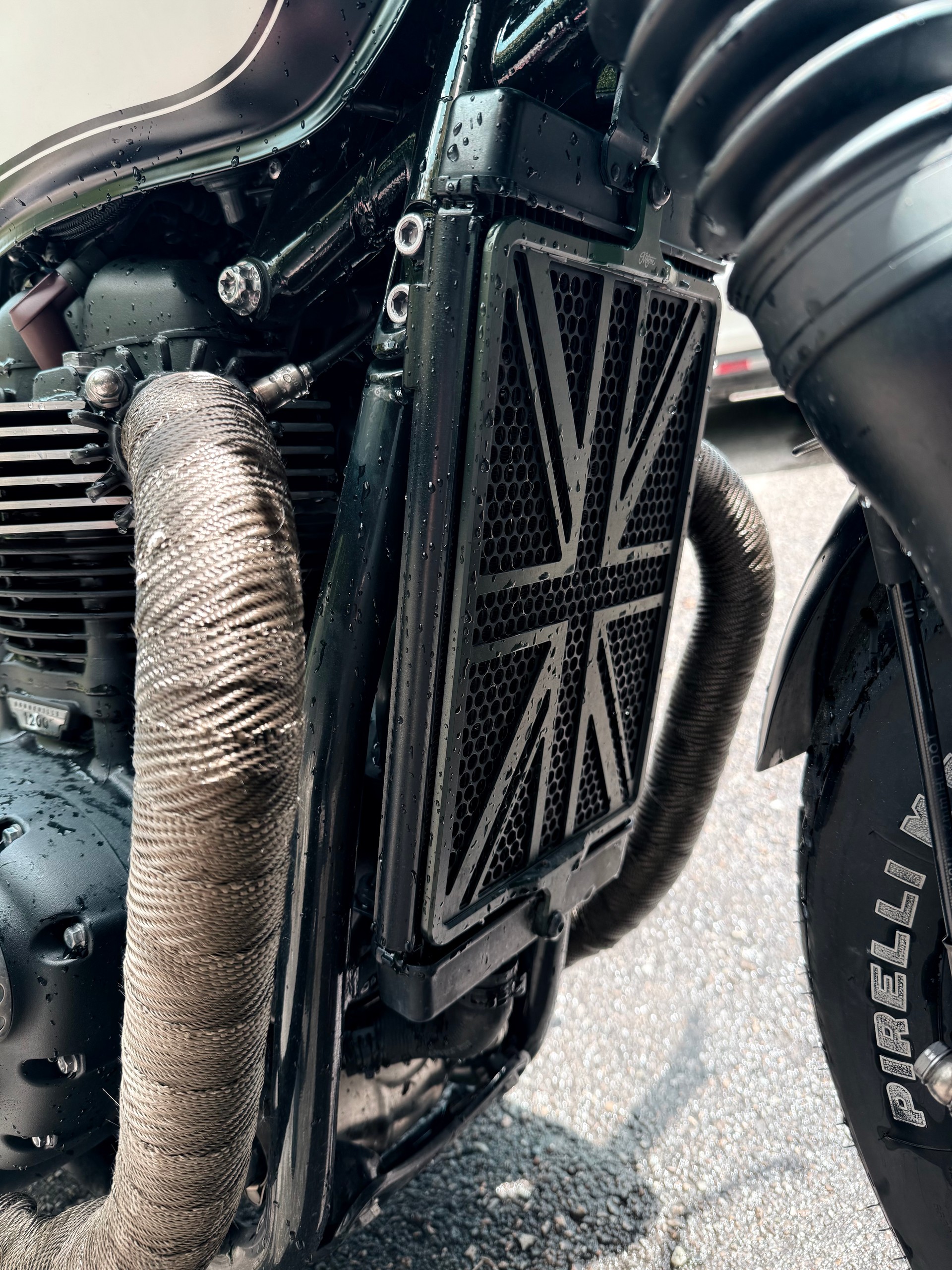 TRIUMPH Bonneville 1200 Bobber Black-image-4