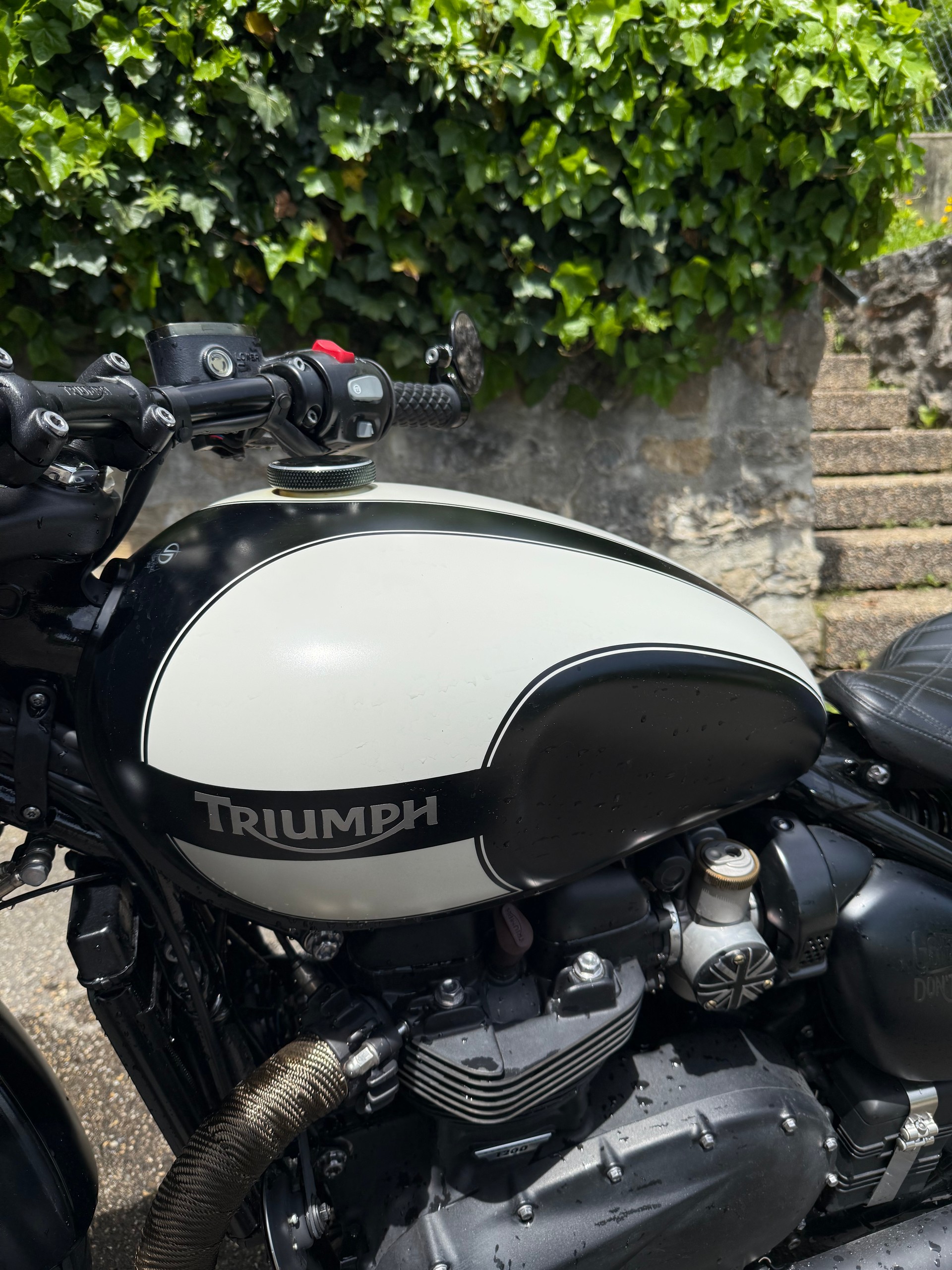 TRIUMPH Bonneville 1200 Bobber Black-image-6