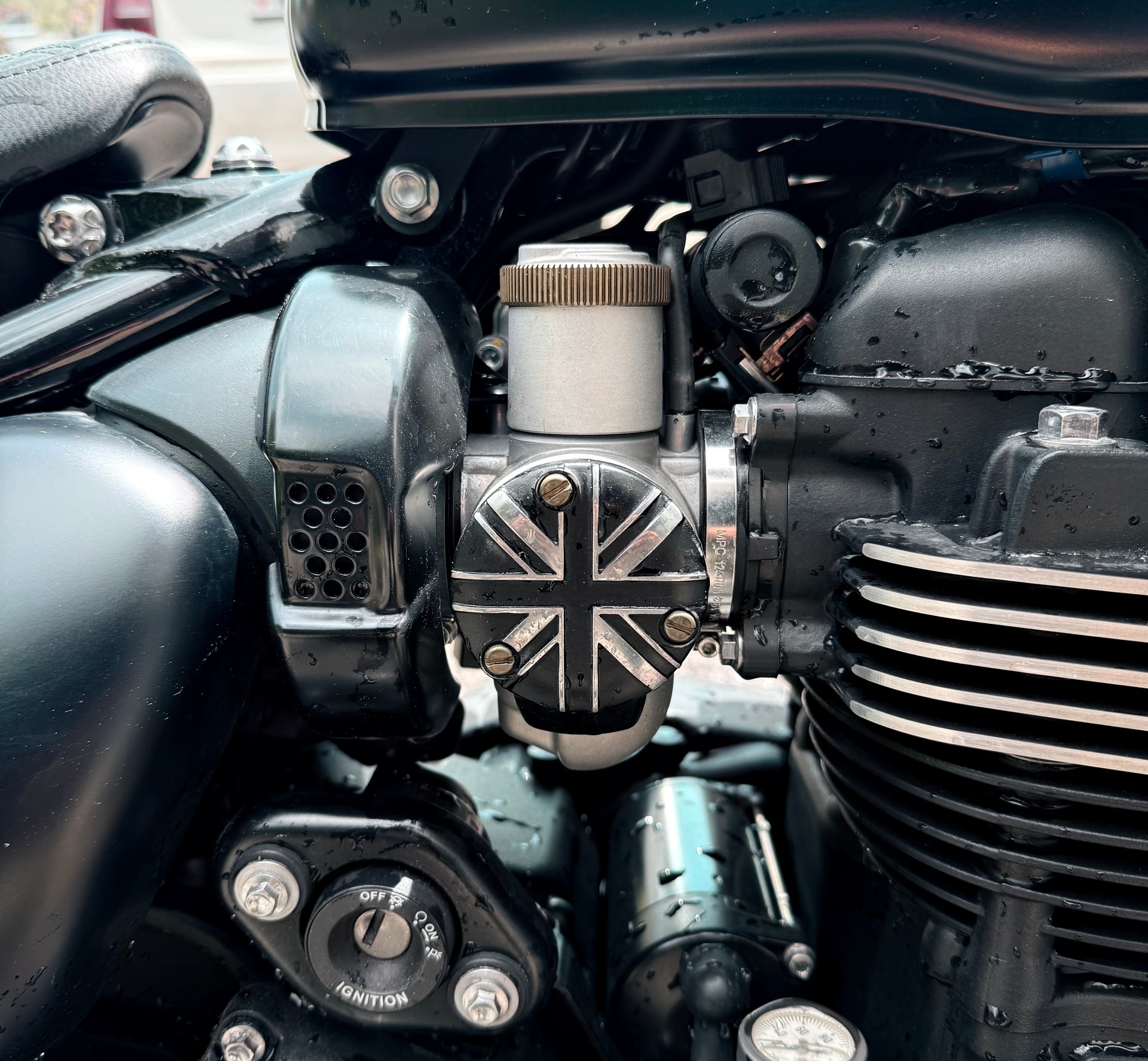 TRIUMPH Bonneville 1200 Bobber Black-image-5