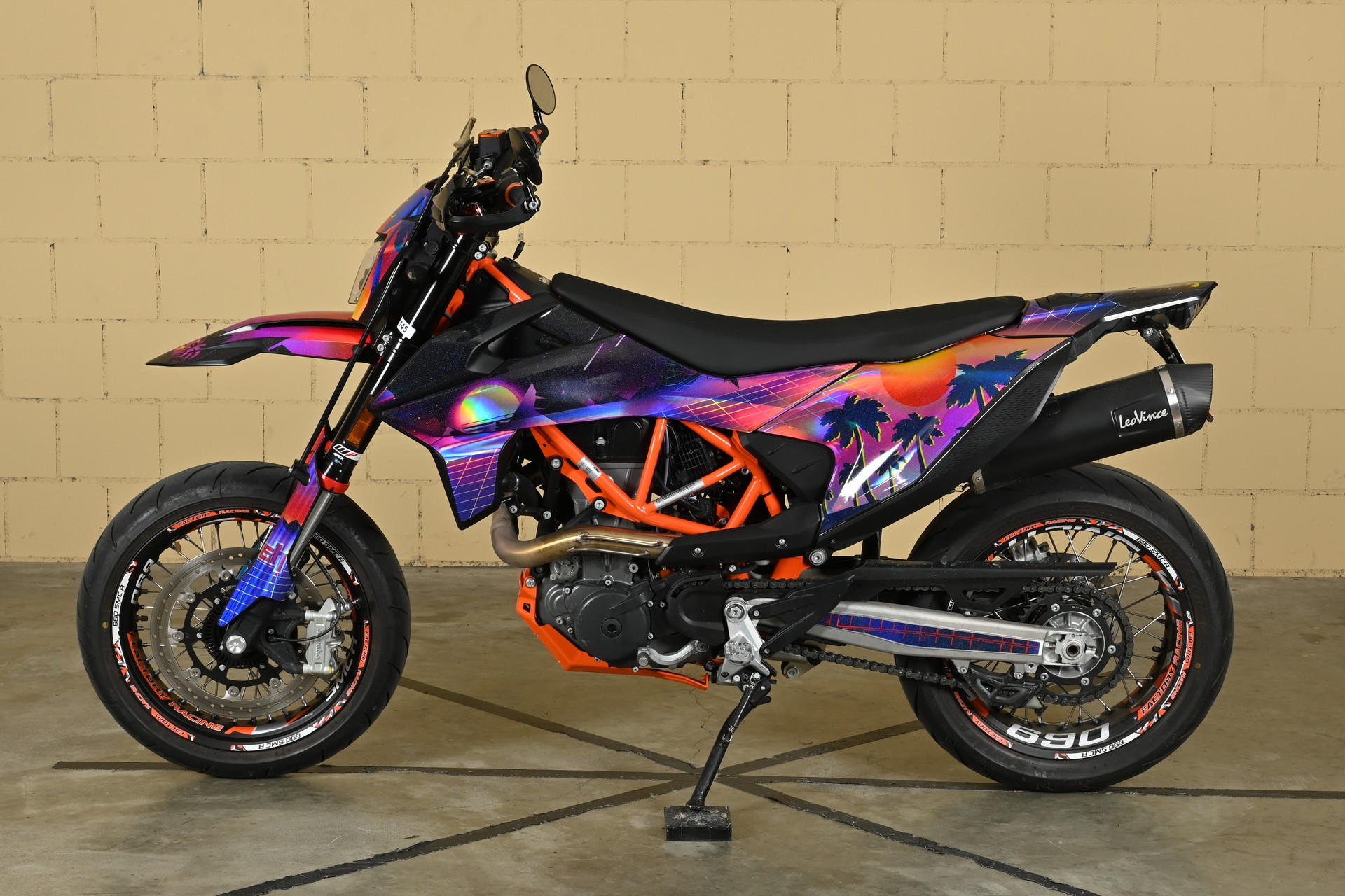 KTM SMC-showroom-element-2