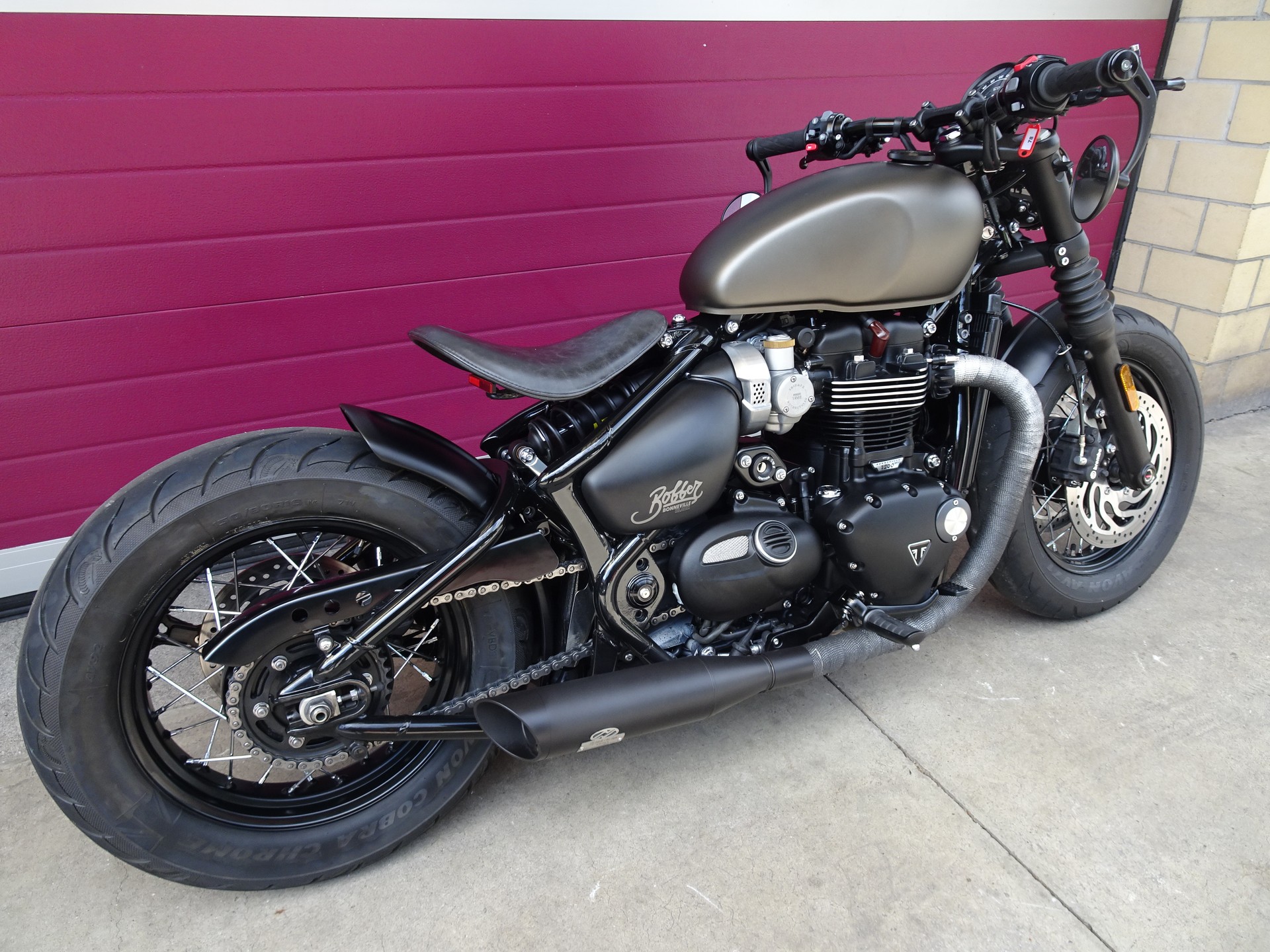 TRIUMPH Bonneville 1200  Bobber ABS-showroom-element-3