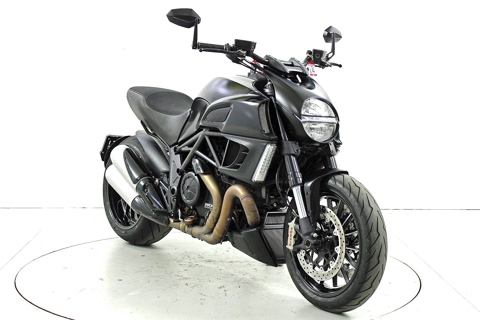 DUCATI Diavel 1200-showroom-element-1