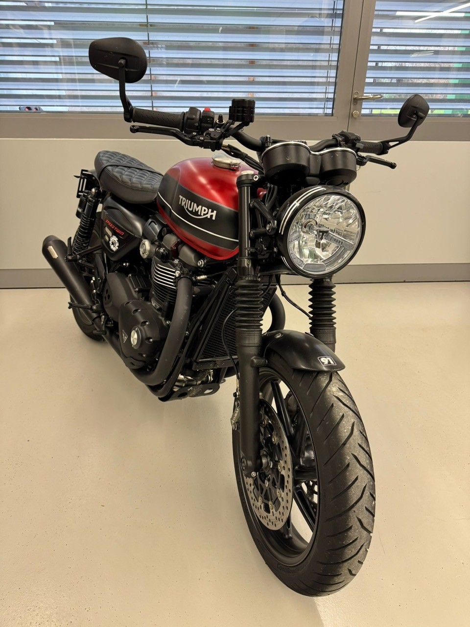 TRIUMPH Speed Twin 1200-showroom-element-2