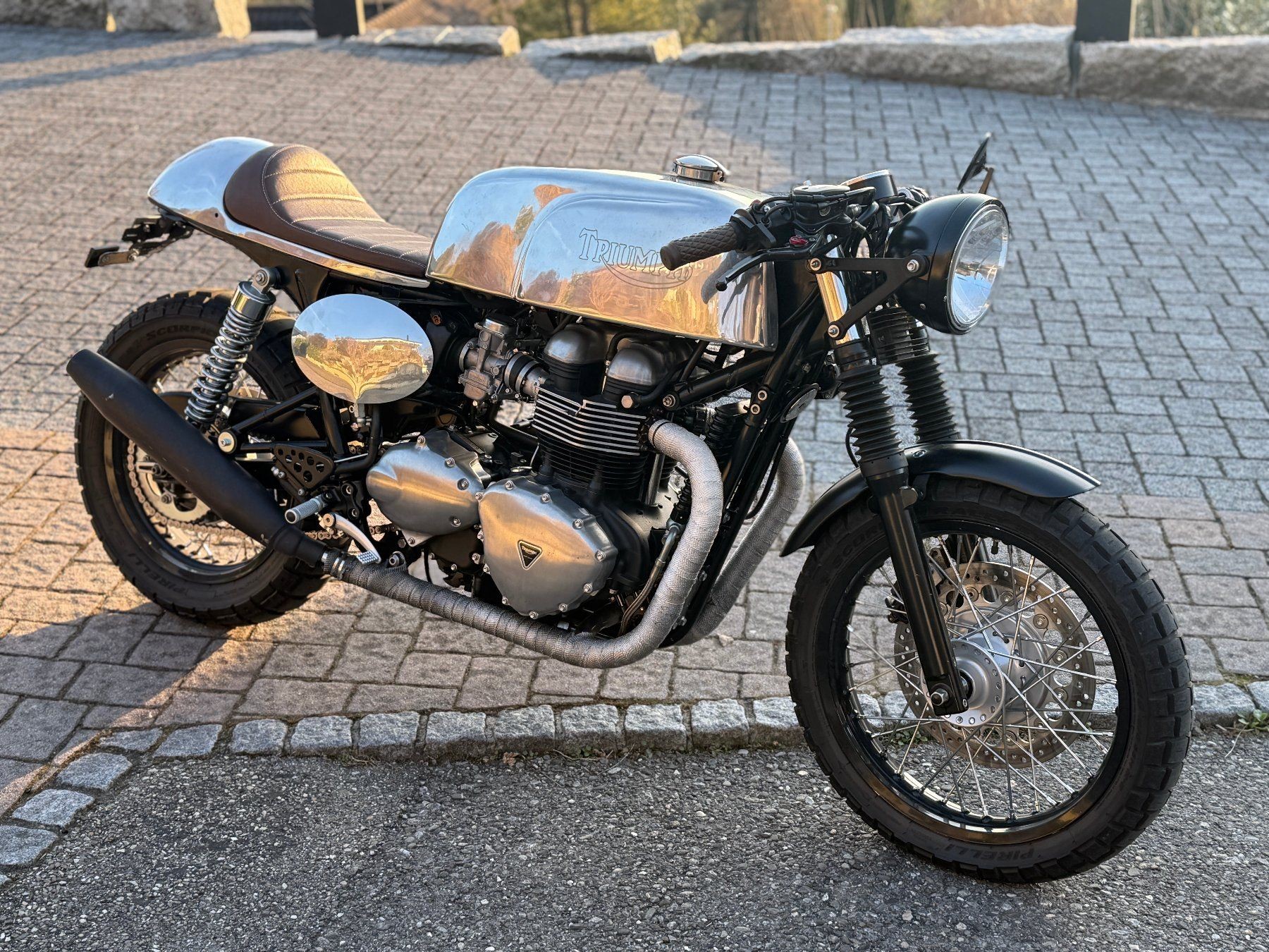 TRIUMPH Thruxton 900i Custom Cafe Racer