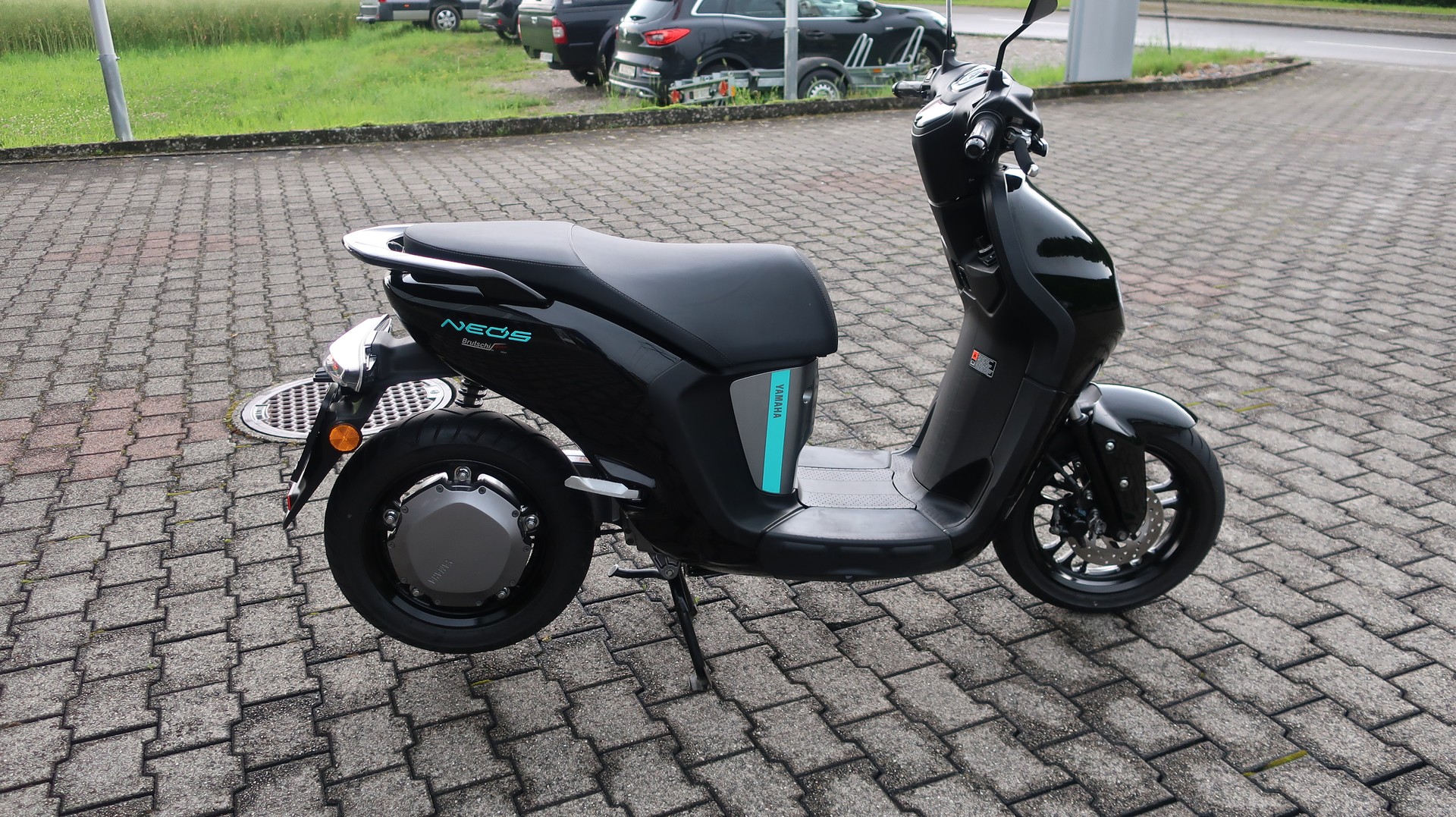 YAMAHA Neo's EV-showroom-element-3