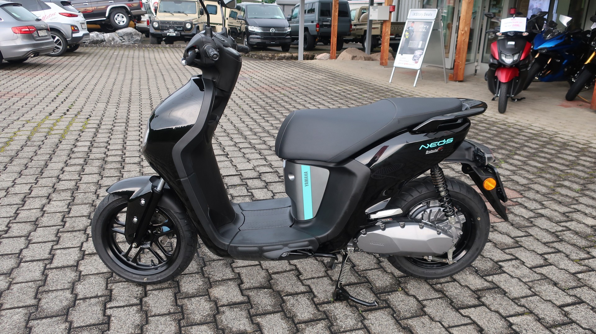YAMAHA Neo's EV-showroom-element-1