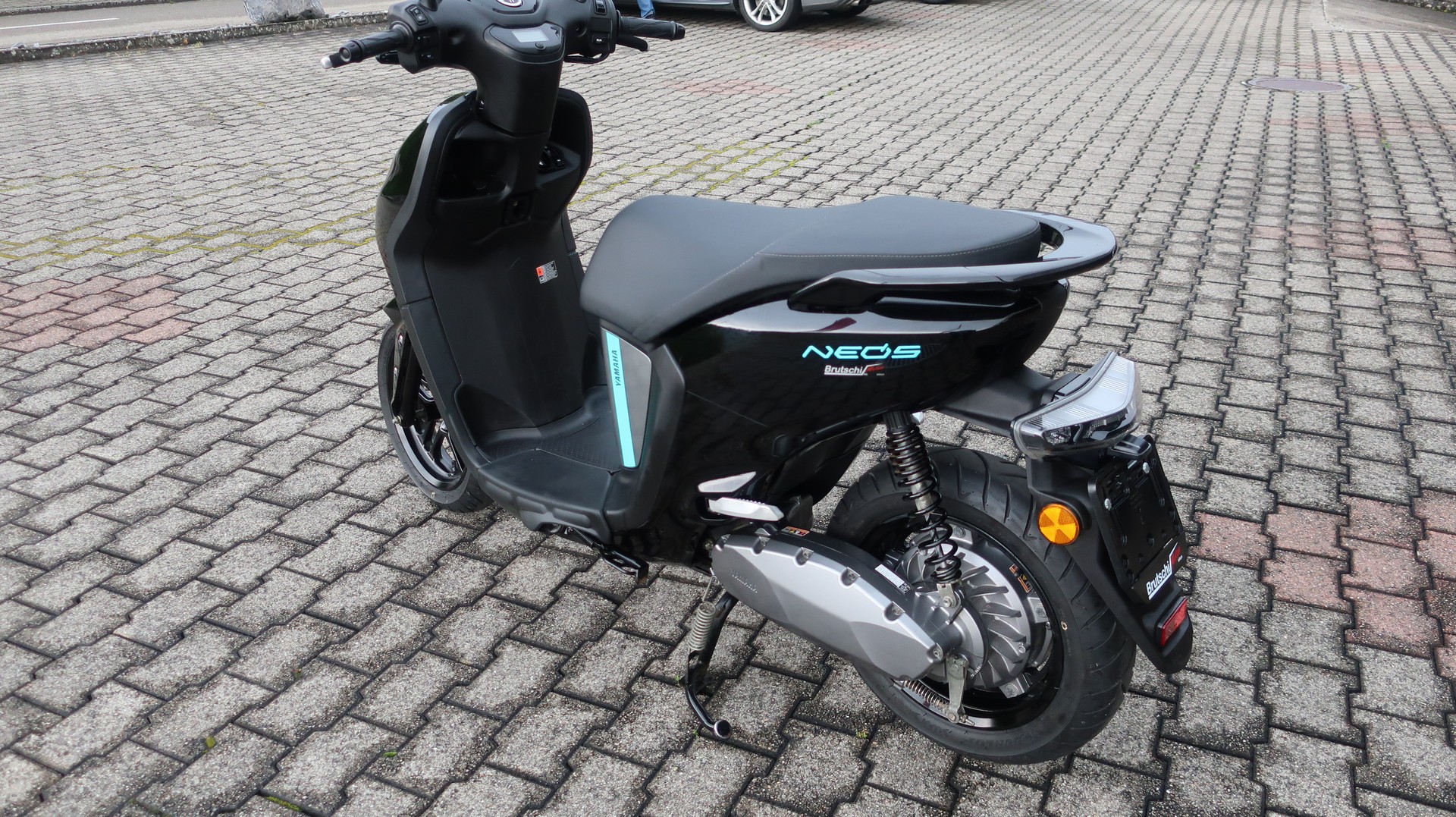 YAMAHA Neo's EV-showroom-element-2