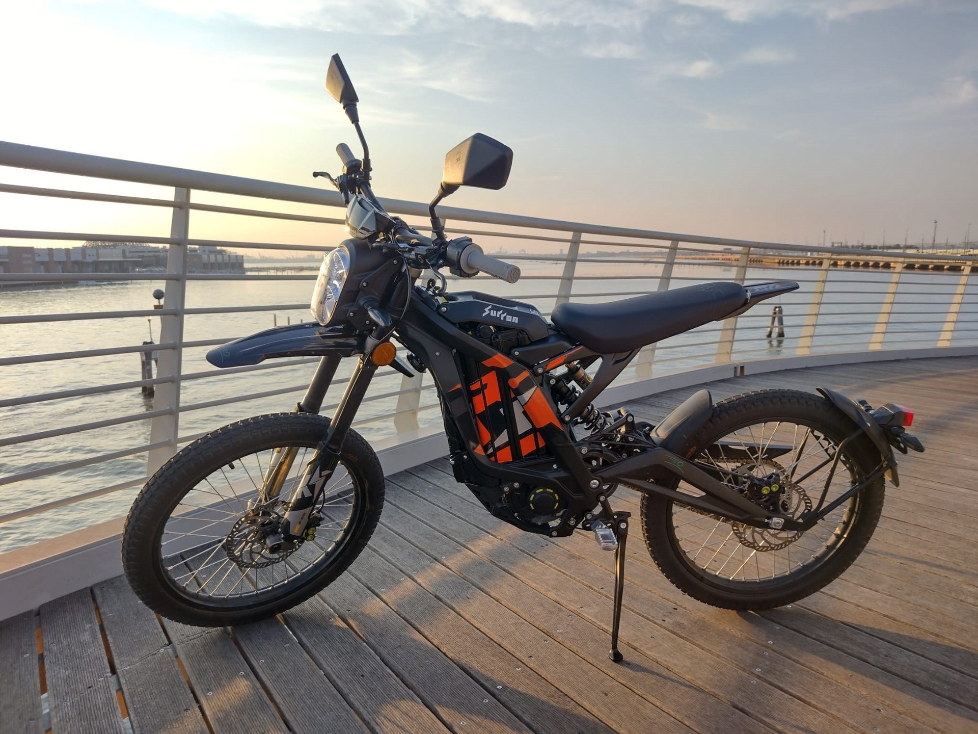 SUR-RON Light Bee L1e mit X Controller-showroom-element-1