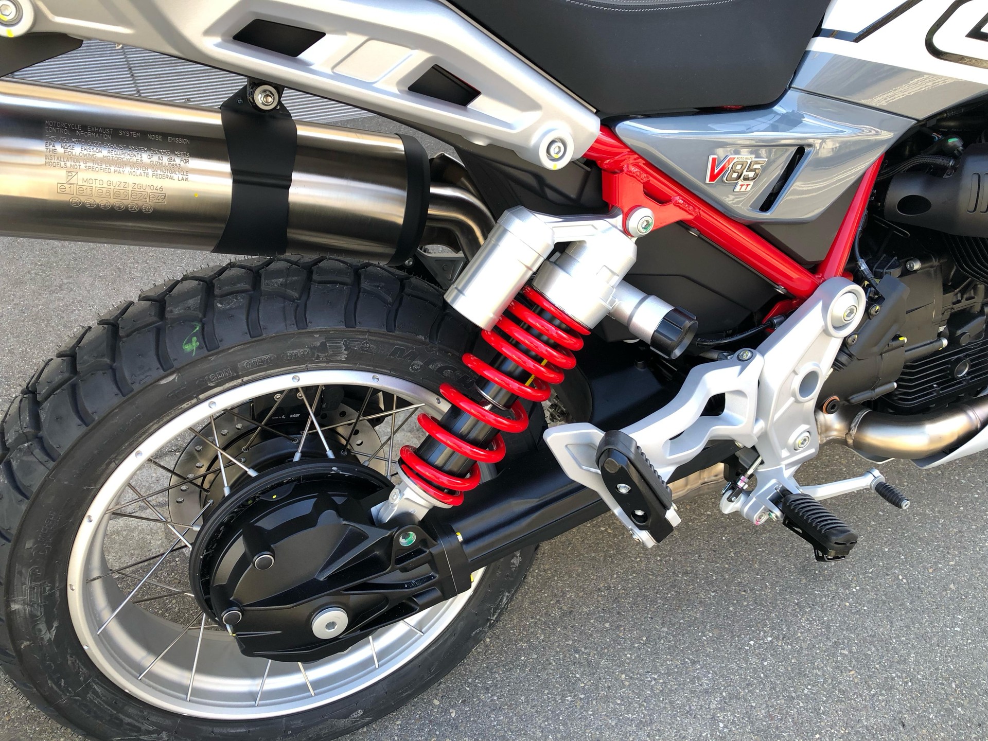 MOTO GUZZI V85 TT E5+-showroom-element-3