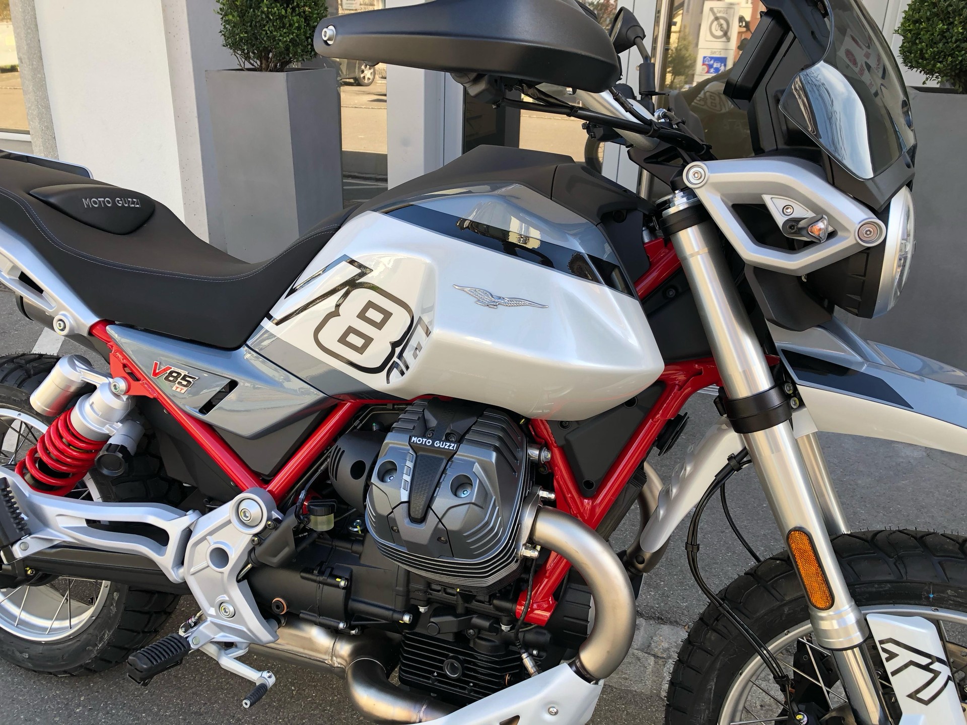 MOTO GUZZI V85 TT E5+-showroom-element-1