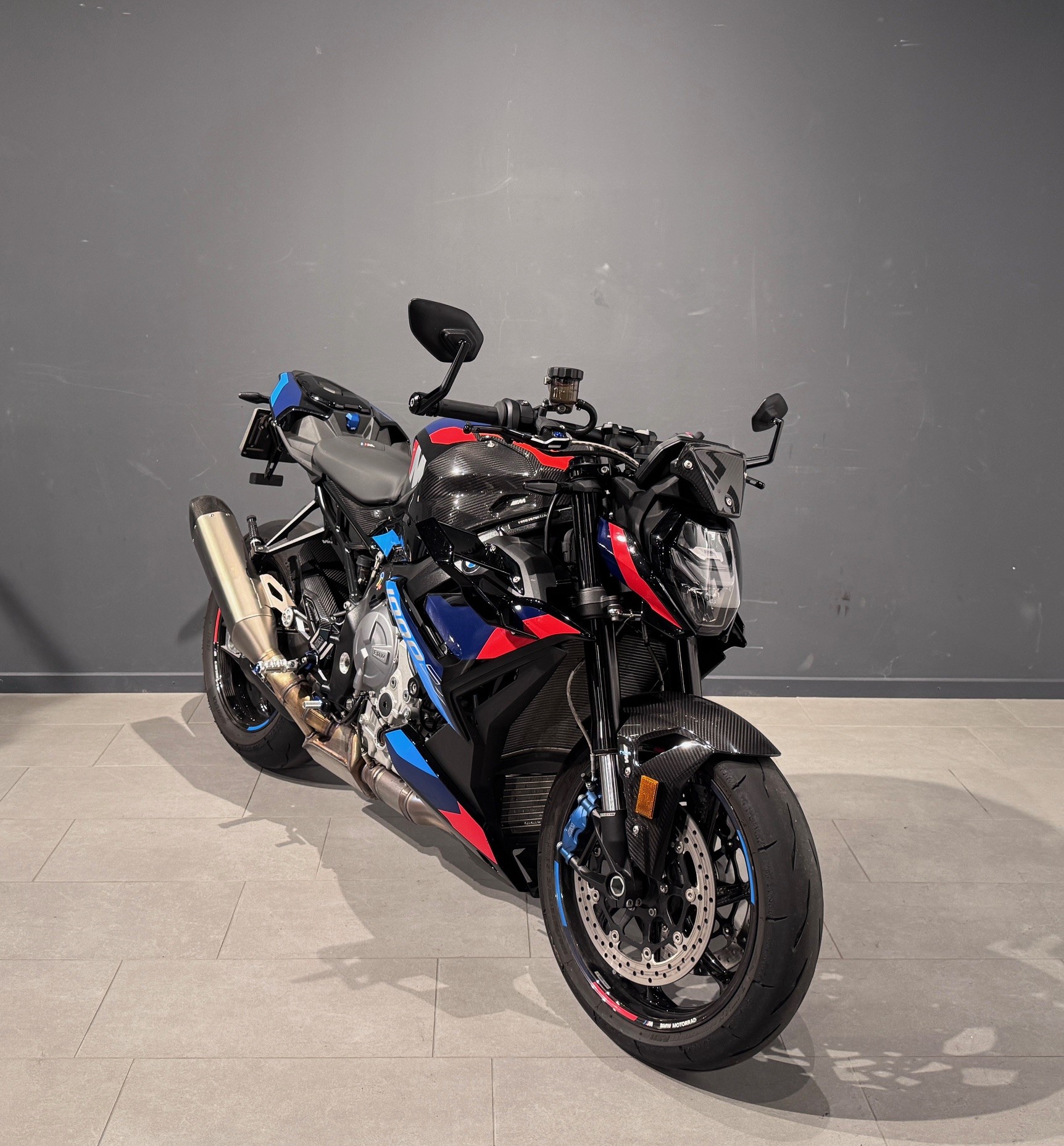 BMW M 1000 R-showroom-element-1