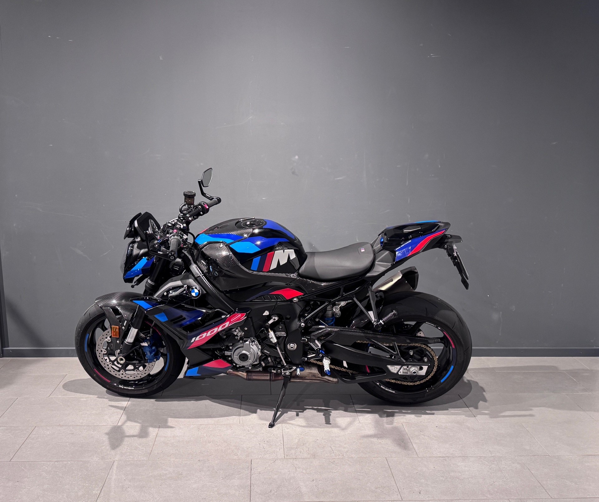 BMW M 1000 R-showroom-element-3
