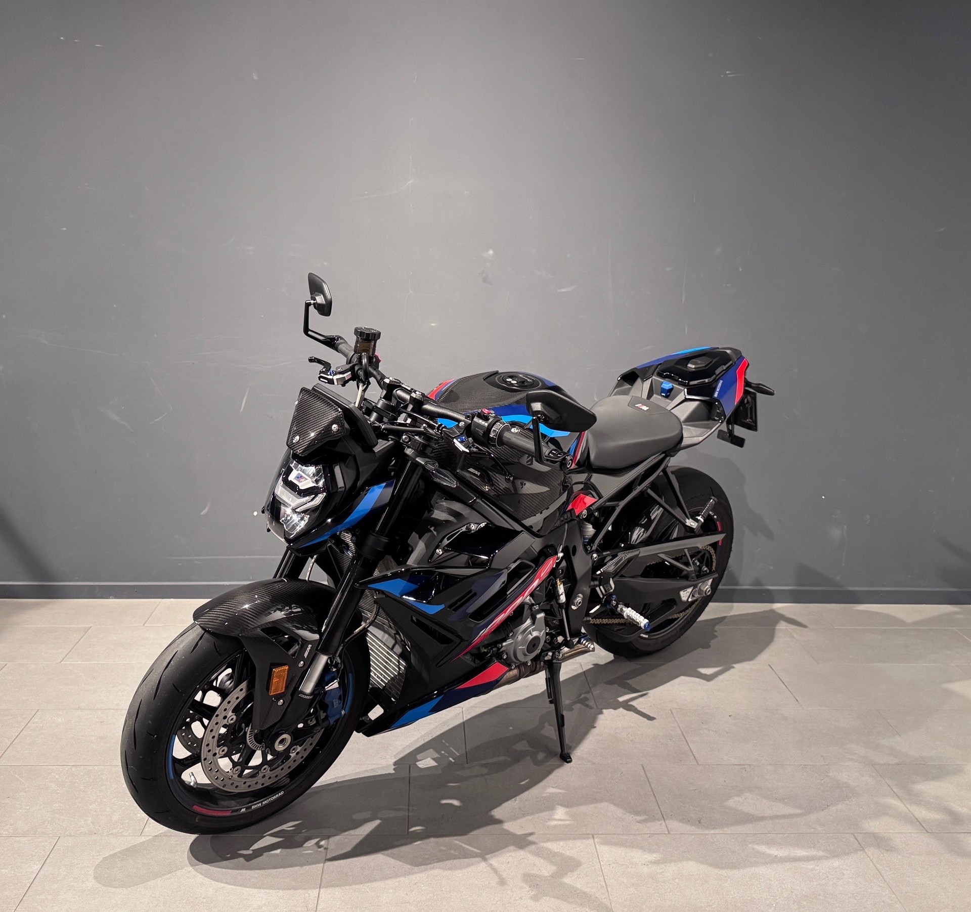 BMW M 1000 R-showroom-element-2