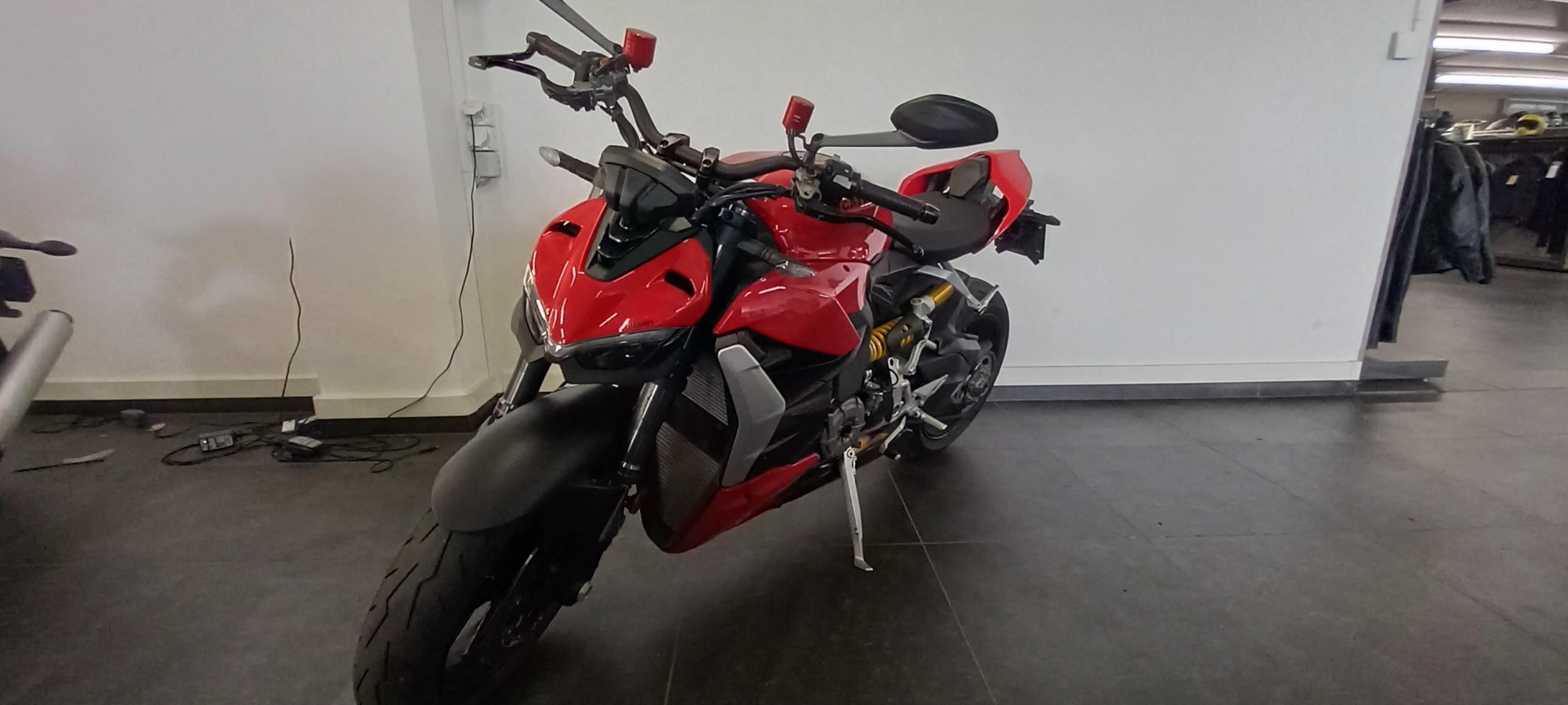 DUCATI Streetfighter V2-showroom-element-2