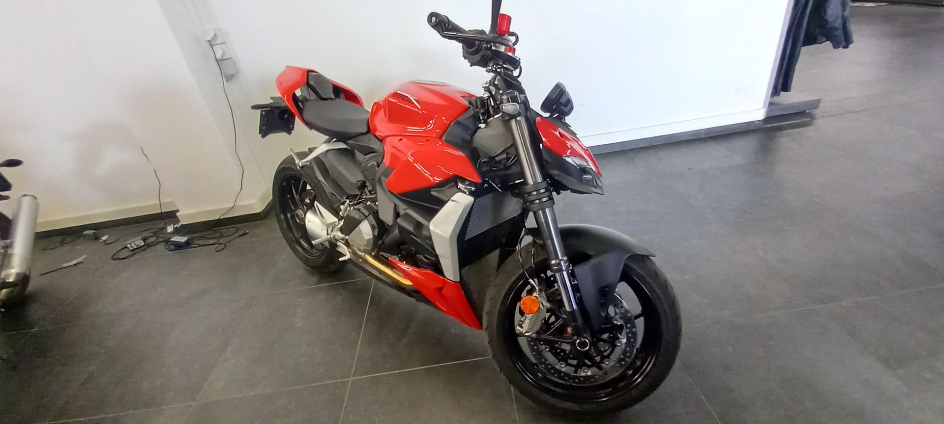DUCATI Streetfighter V2-showroom-element-3