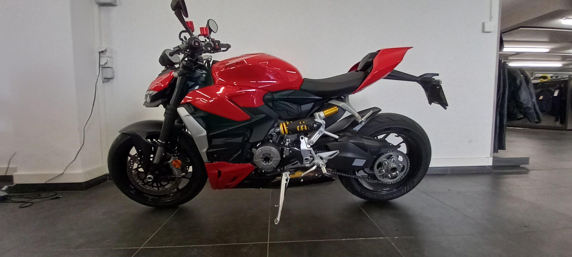 DUCATI Streetfighter V2-showroom-element-1