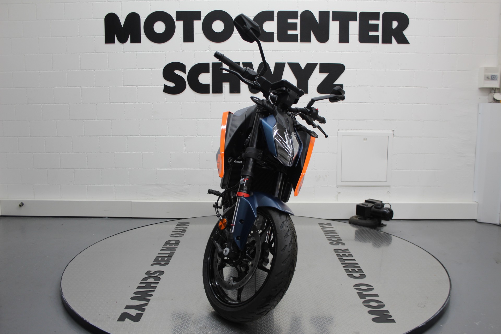 KTM 125 Duke-showroom-element-2