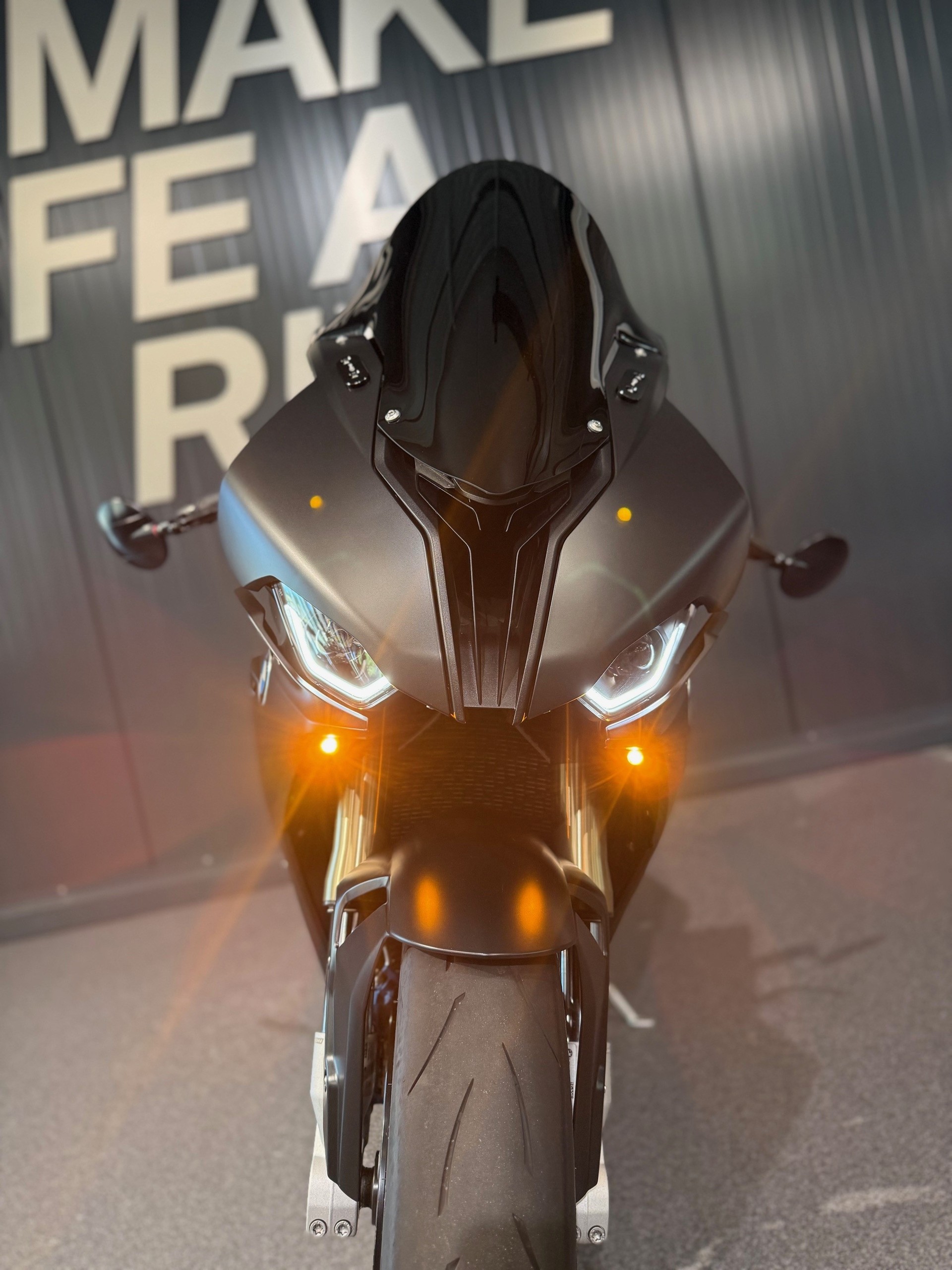 BMW S 1000 RR-showroom-element-3