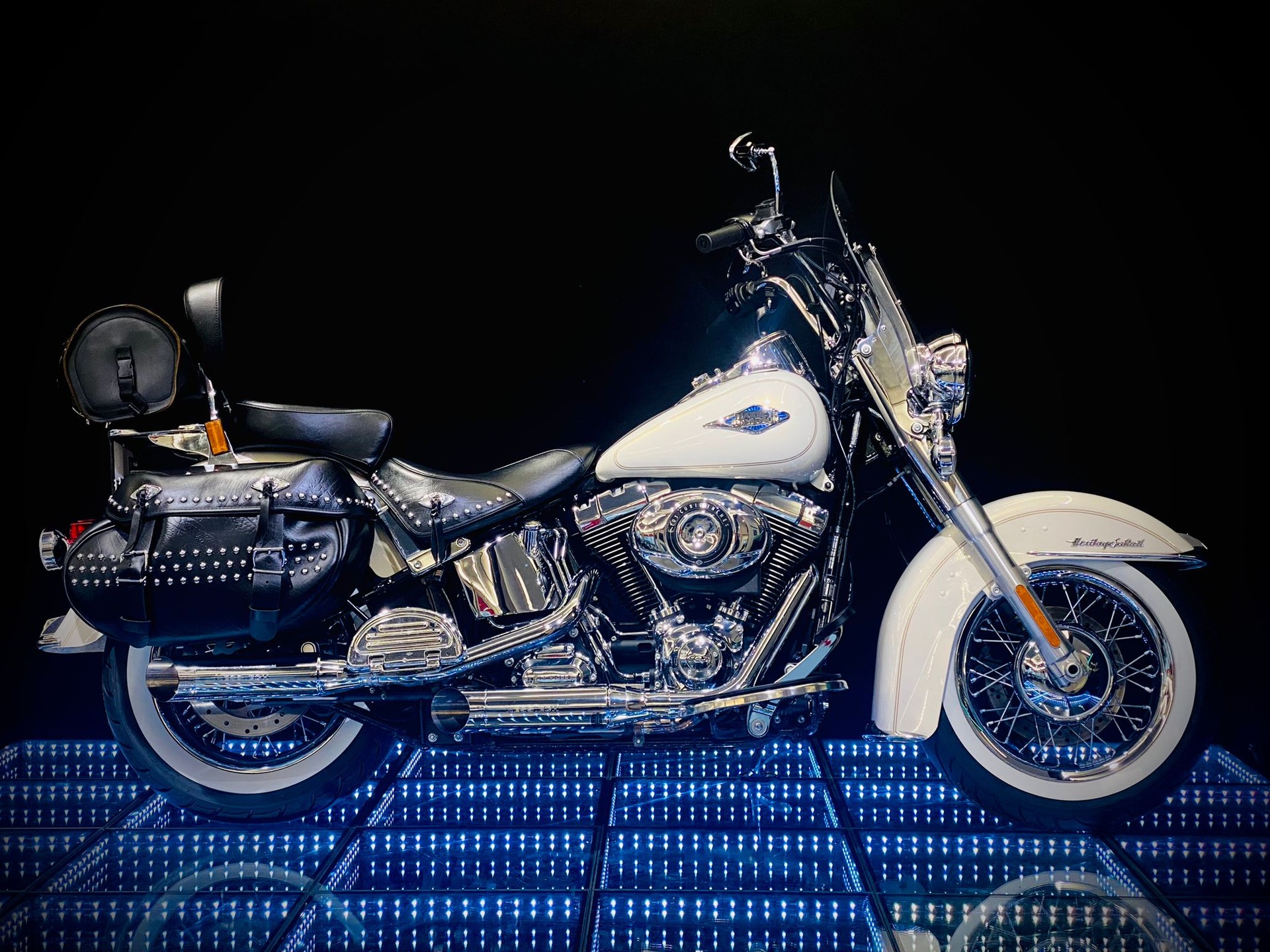 HARLEY-DAVIDSON FLSTC Softail Heritage Classic ABS-showroom-element-3