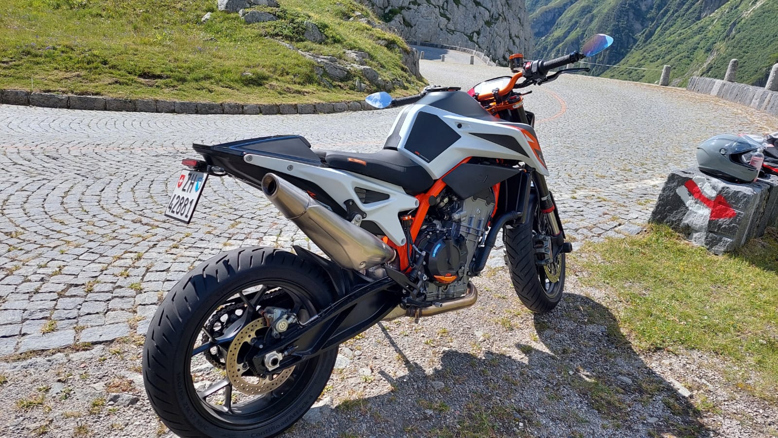 KTM 890 Duke R-image-2