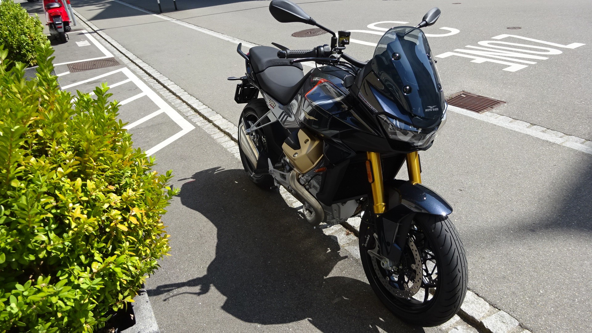 MOTO GUZZI V100 Mandello S-showroom-element-1
