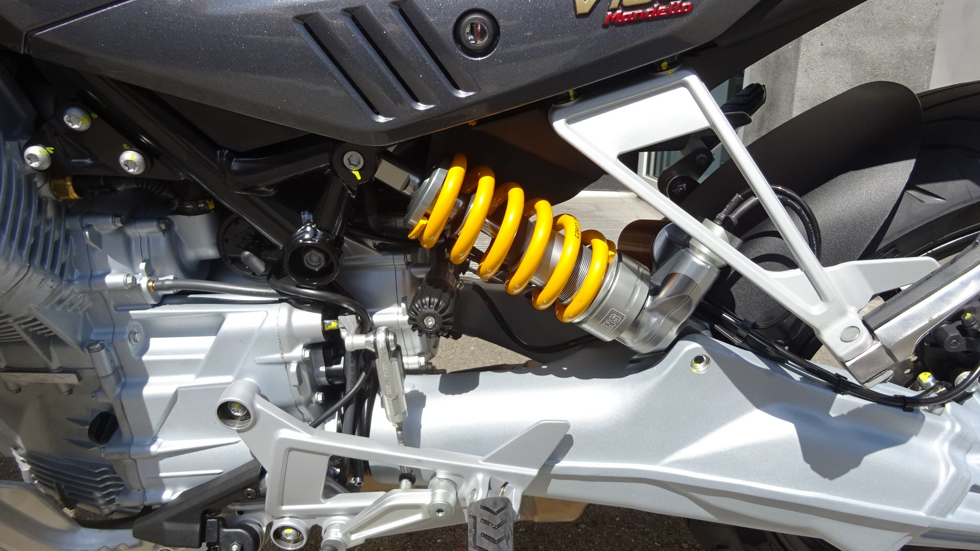 MOTO GUZZI V100 Mandello S-showroom-element-3