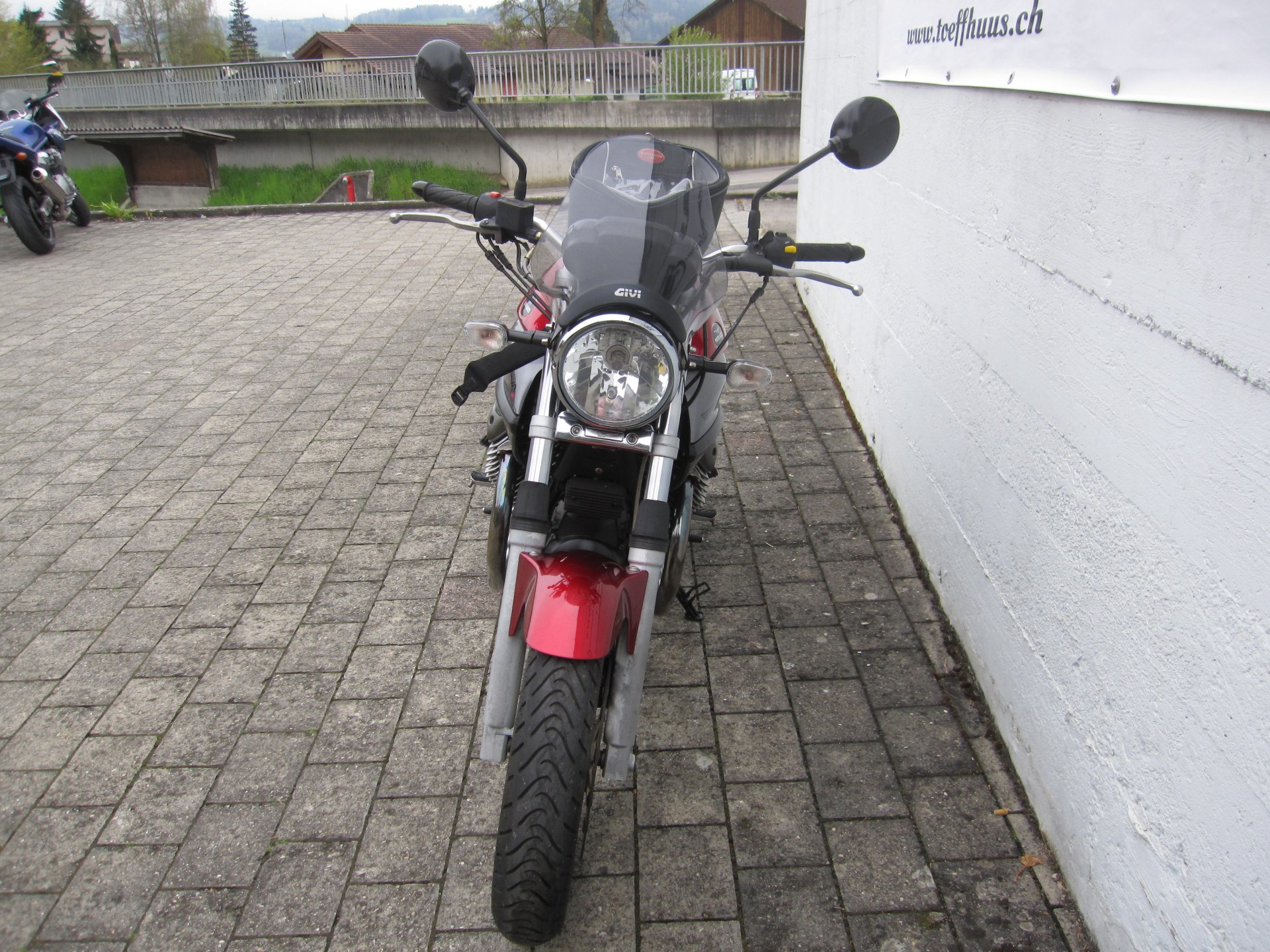 MOTO GUZZI Breva 750-showroom-element-1