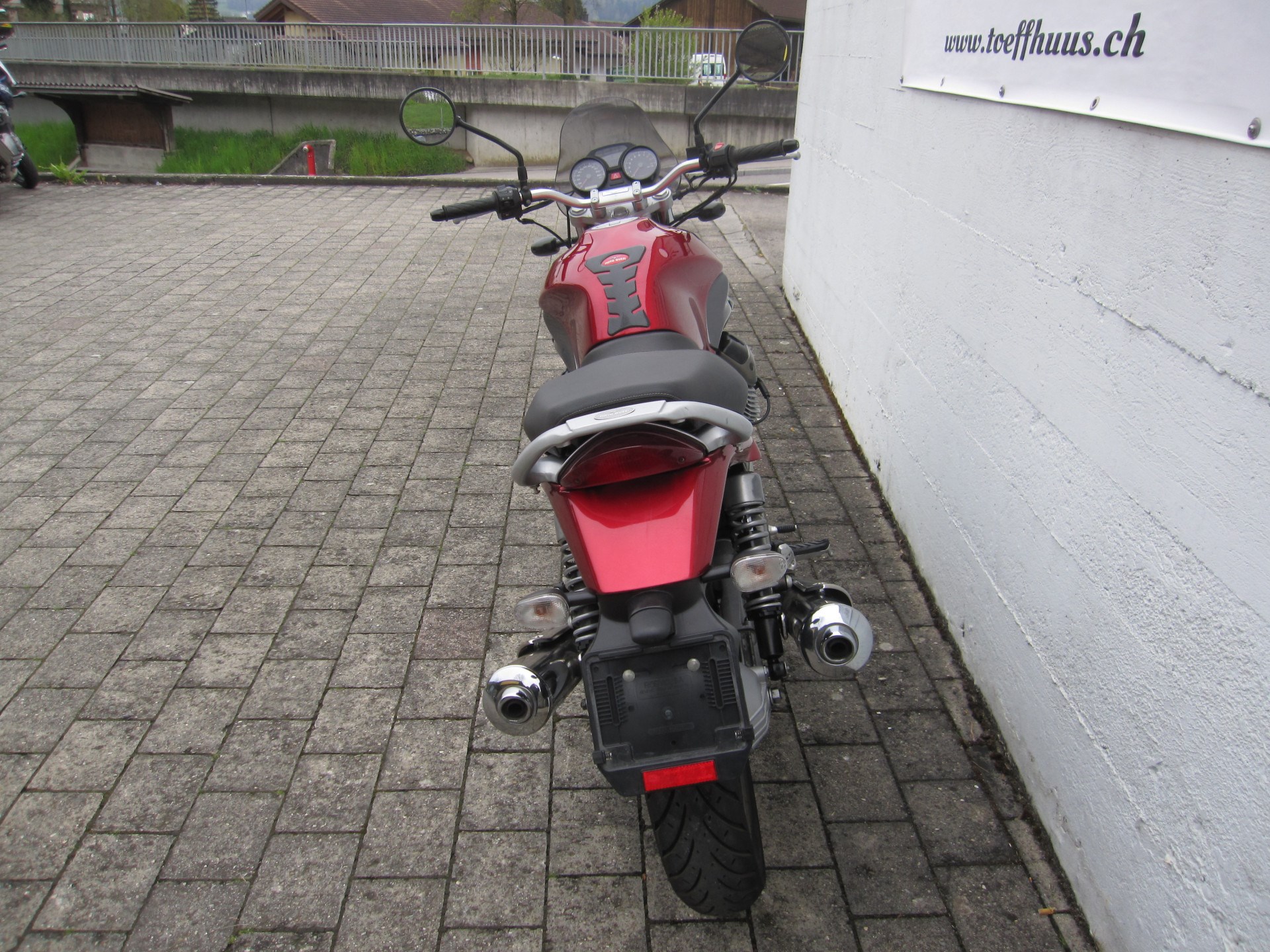 MOTO GUZZI Breva 750-showroom-element-3