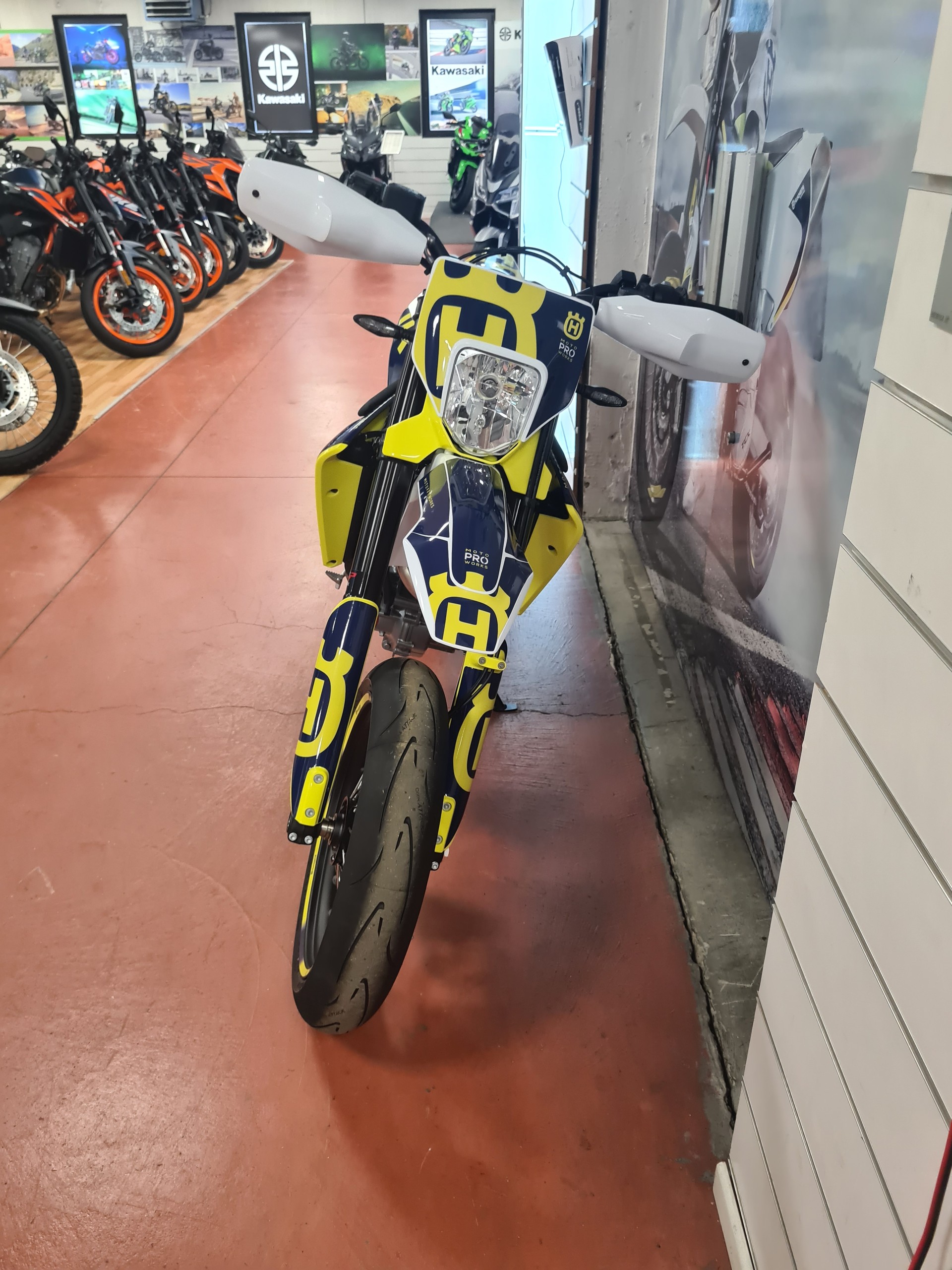 HUSQVARNA 701 Supermoto-showroom-element-1