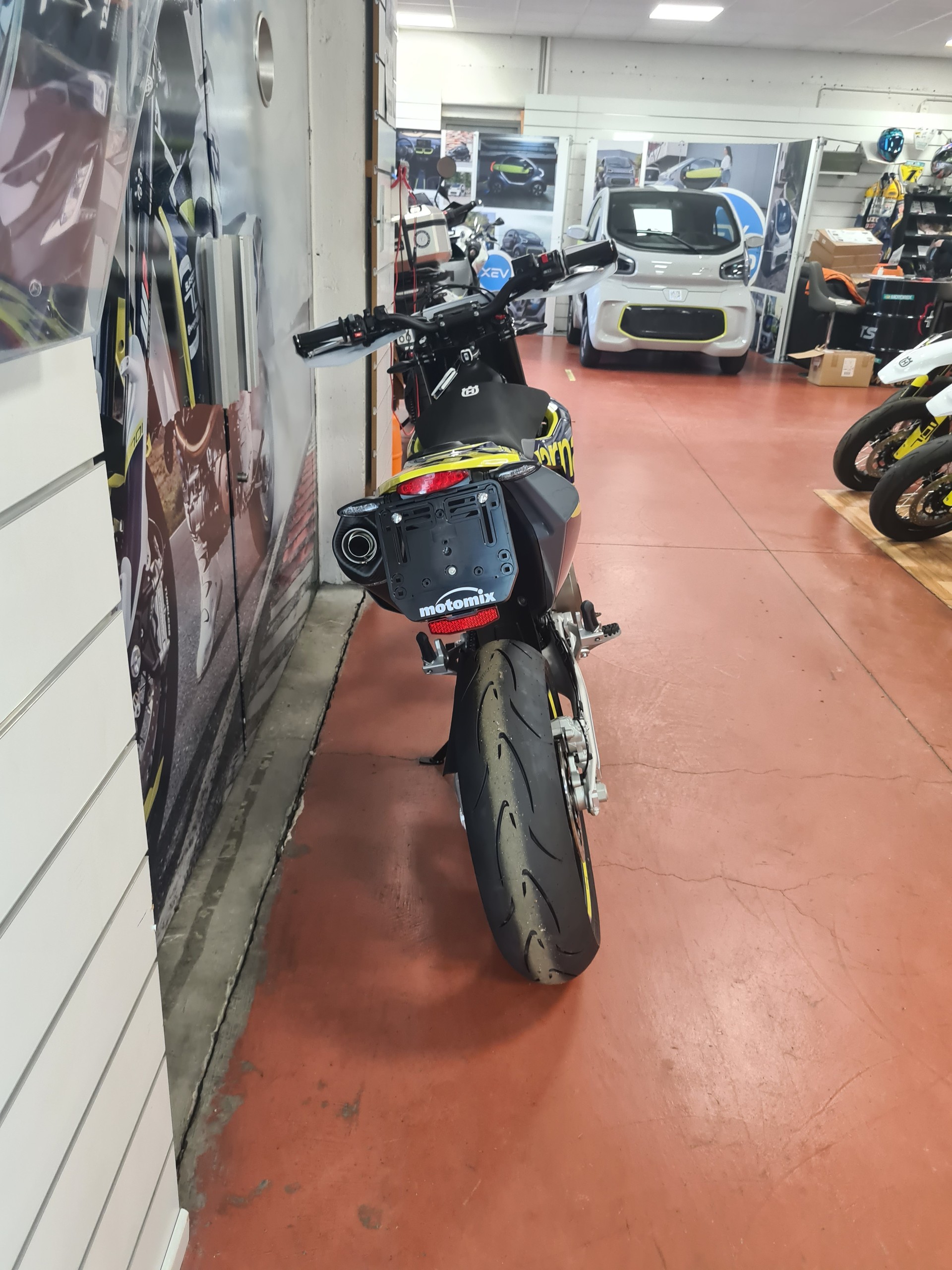 HUSQVARNA 701 Supermoto-showroom-element-3
